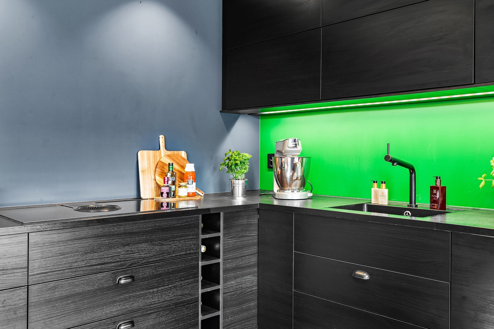 Ventilatoren er innebygd i innredningen/ platetoppen, noe som gir et ryddig inntrykk. Galleribilde