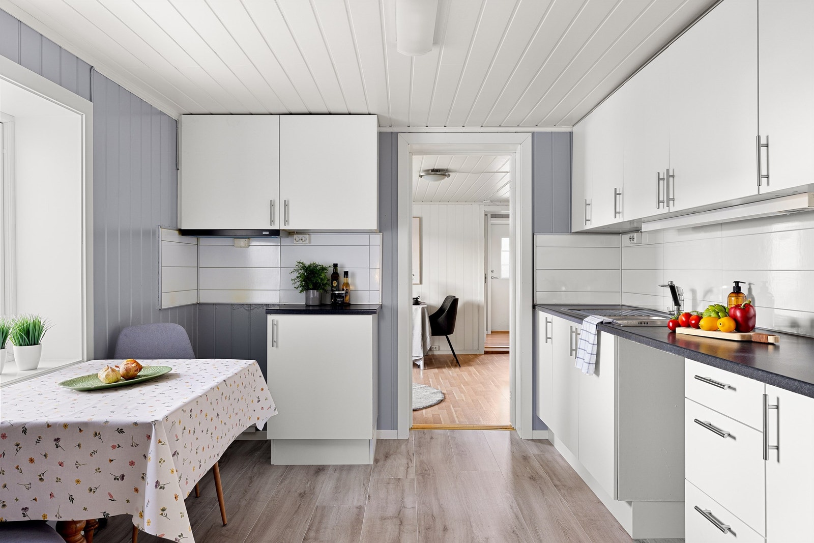 Kjøkkeninnredningen er tilrettelagt for innsetting av frittstående hvitevarer som komfyr, oppvaskmaskin og kombiskap. Galleribilde