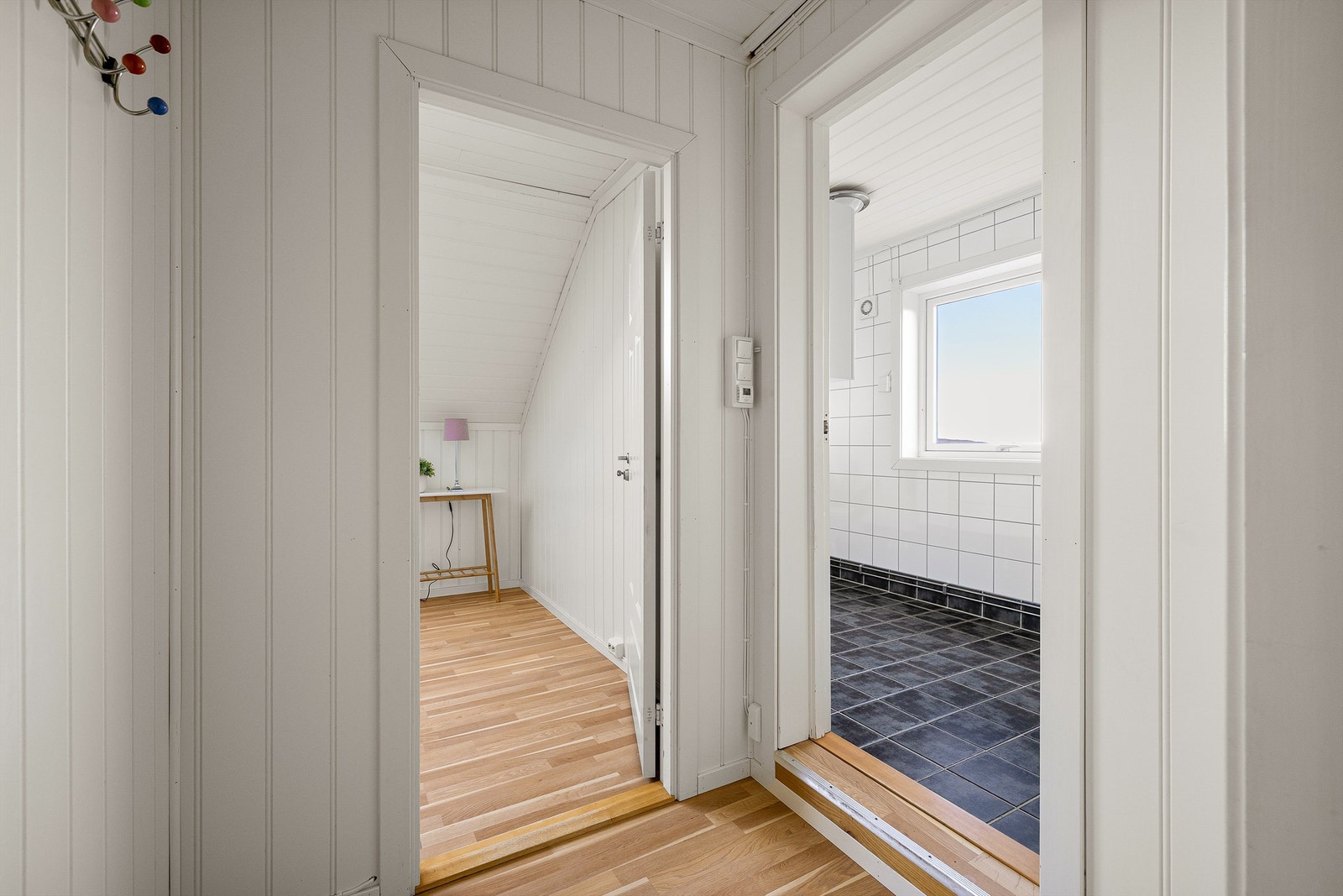 Badet i andre etasje er lett tilgjengelig fra gangen utenfor soverommene. Galleribilde
