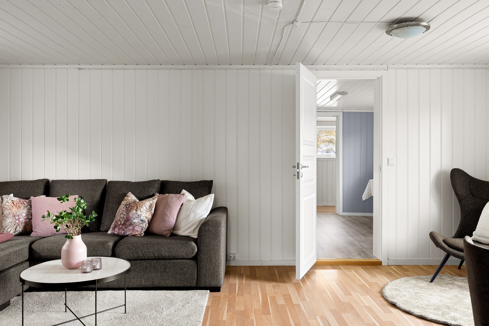 Samtidig med modernisering ble også deler av romløsningen bygget om. Kjøkkenet finnes i eget rom, innenfor stuen. Galleribilde