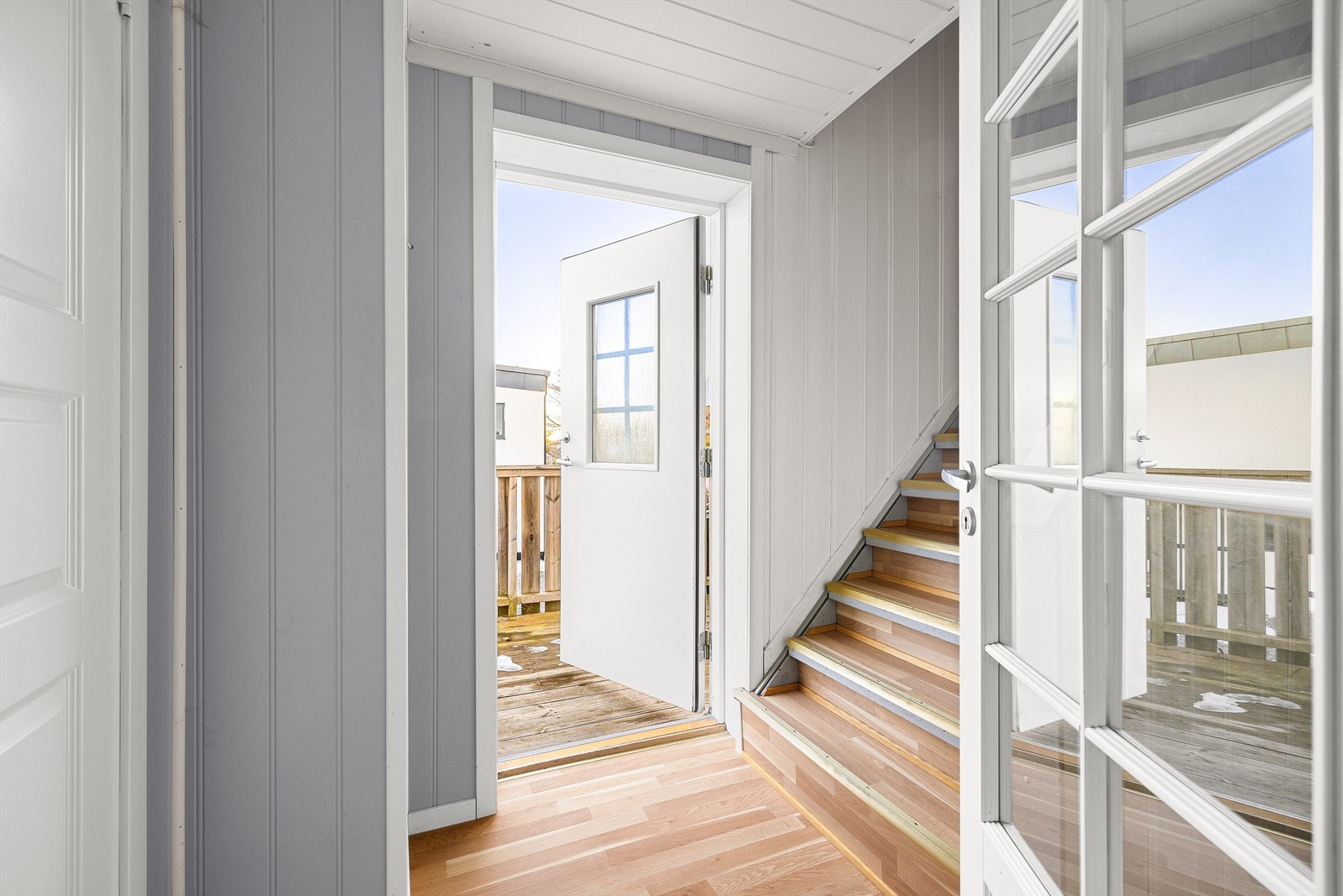 Andre etasje er tilgjengelig på trapp fra gangen utenfor stuen, der det også er utgang til terrassen. Badet til venstre. Galleribilde