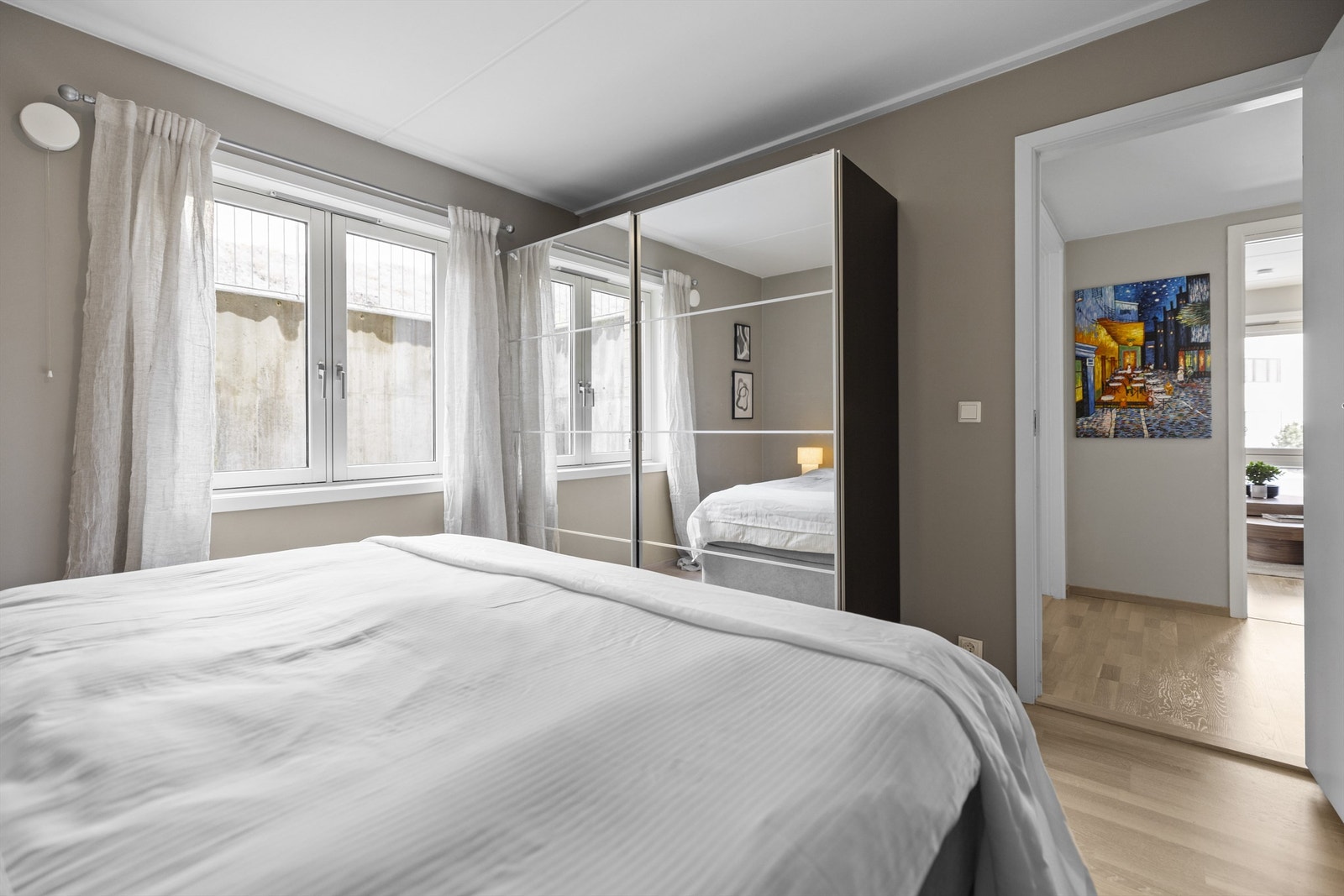 Godt med lagringsplass i medfølgende garderobeskap. Galleribilde