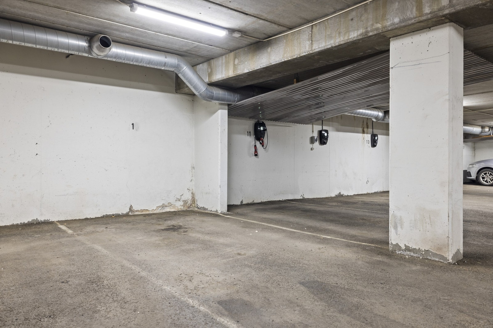 Det medfølger én garasjeplass i oppvarmet kjeller. Kort vei fra leiligheten. Mulig å sette inn elbillader. Galleribilde