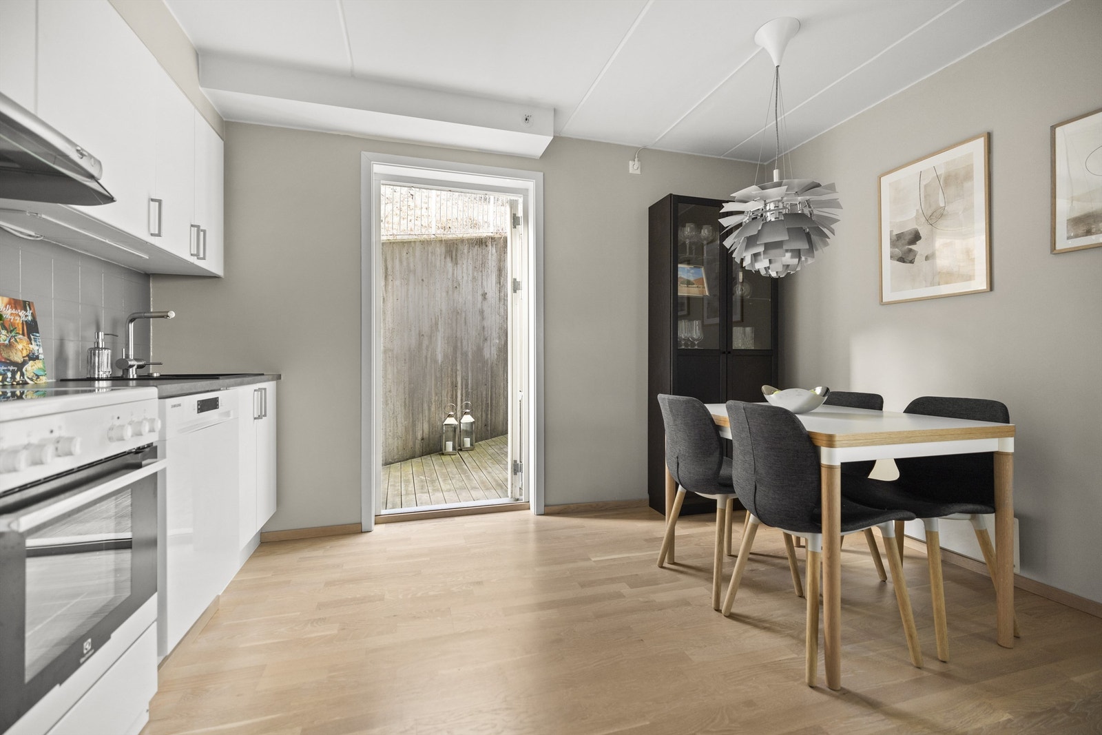 En lys og innbydende 2- roms hjørneleilighet i nyere bygg fra 2006! Galleribilde