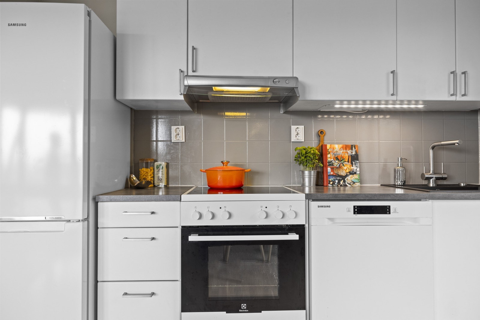 Ventilator over platetoppen. Alle hvitevarer medfølger. Galleribilde