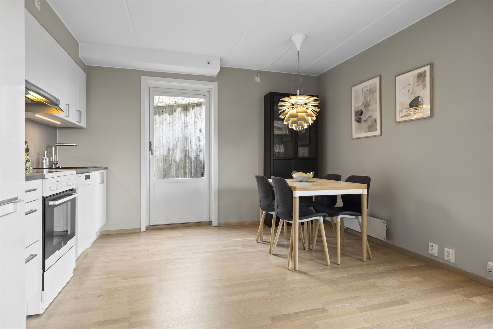 Fin og åpen planløsning med god plass til større spisebord. Galleribilde