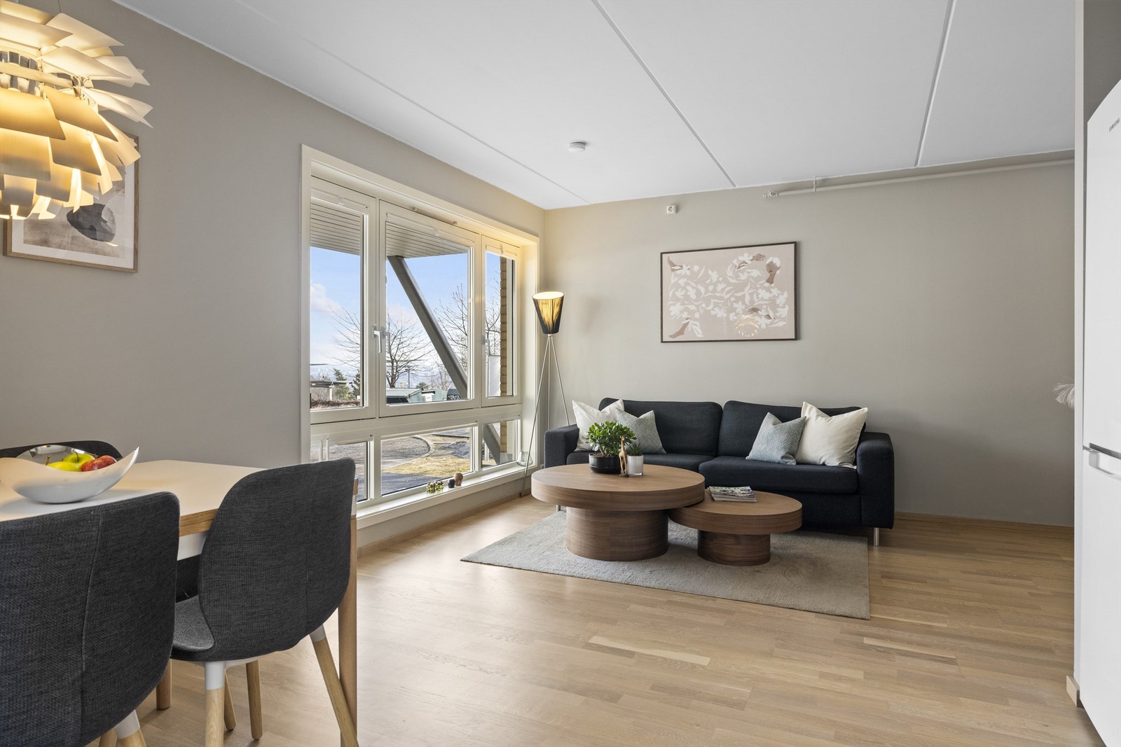 Lys og hyggelig stue i åpen løsning med kjøkkenet. God plass til spisegruppe og sofahjørne. Galleribilde