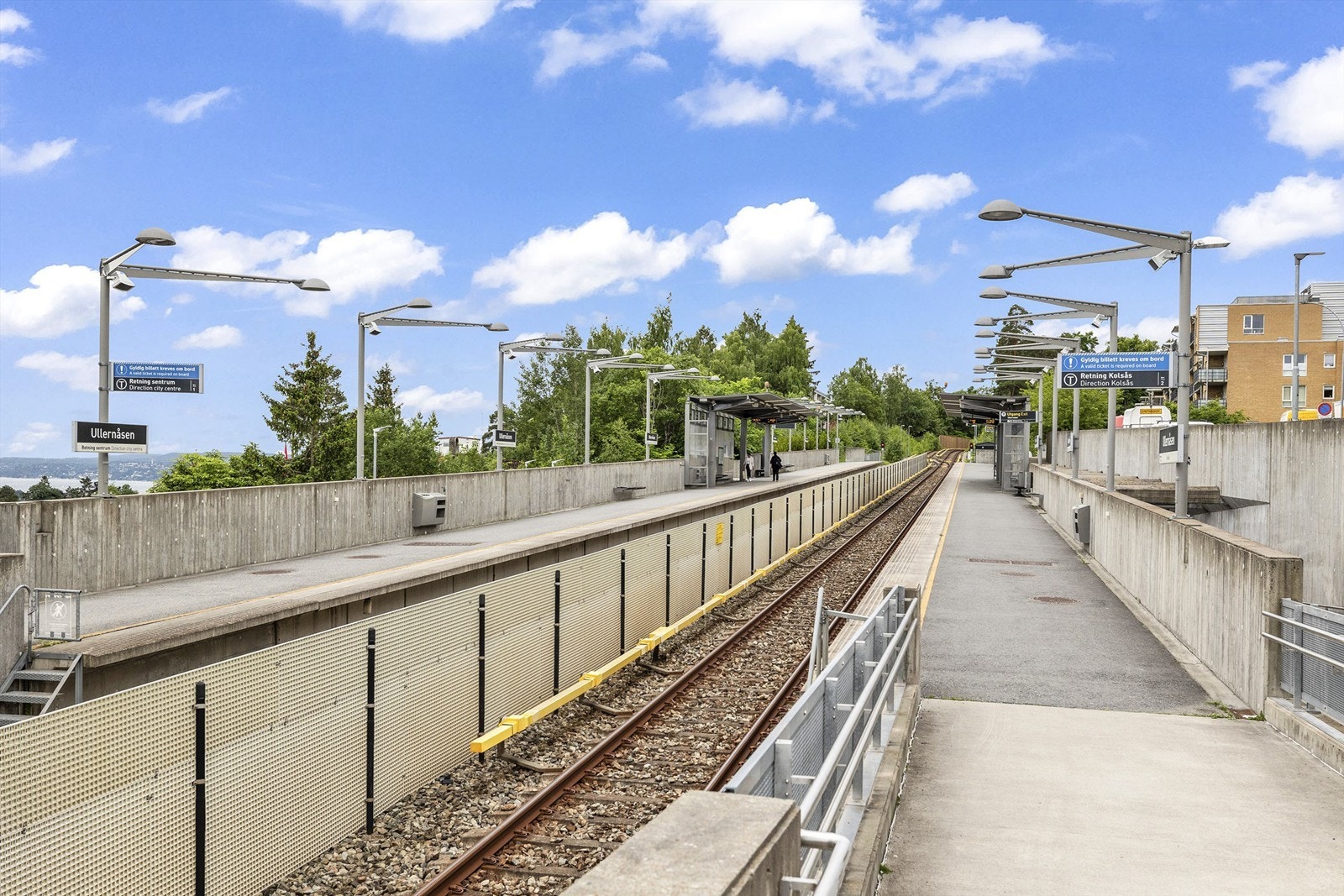 Ullernåsen t-bane, umiddelbar nærhet. Galleribilde