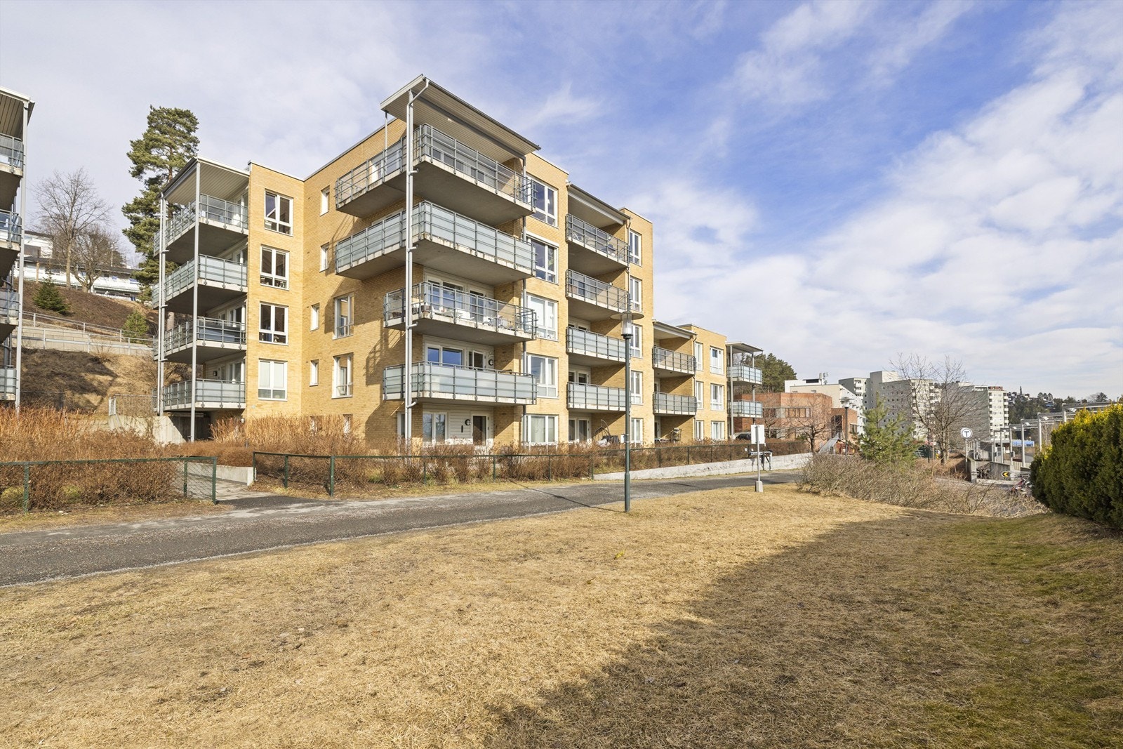 Eiendommen har en meget attraktiv og rolig beliggenhet på Ullernåsen med nærhet til både T-bane, flotte turområder og daglige servicetilbud. Galleribilde