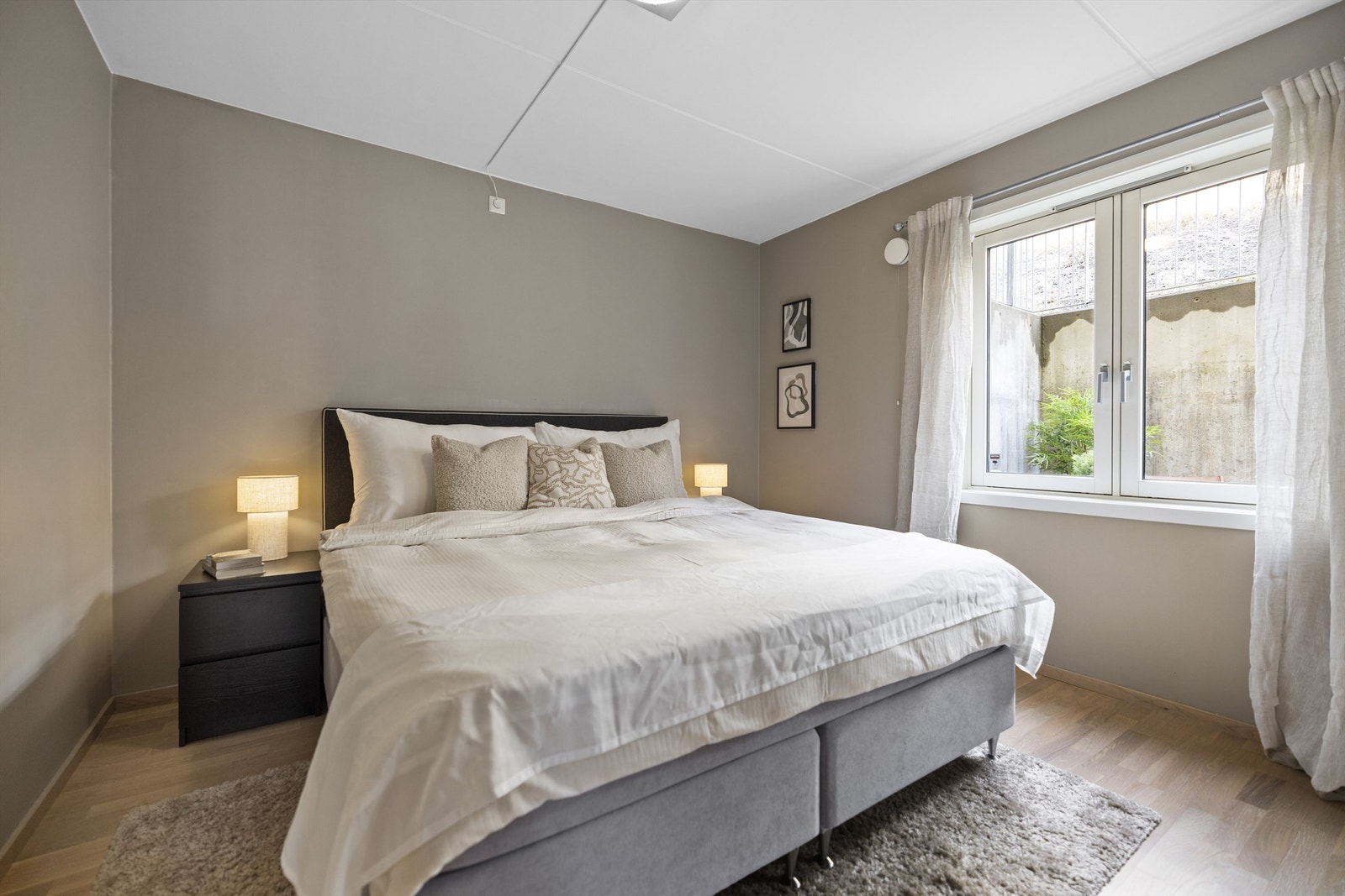 Lyst og fint soverom med plass til dobbeltseng. Galleribilde