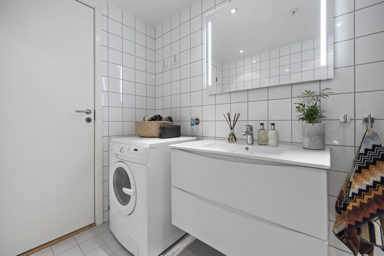 Nytt servantskap, speil med lys og blandebatteri i 2025. Vaskemaskin medfølger. Galleribilde