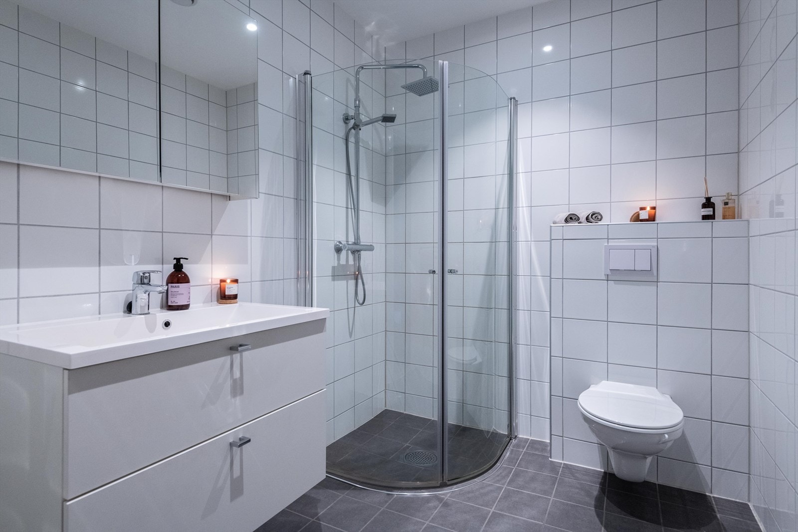 Lekkert flislagt bad fra 2018 med dusjhjørne og gulvvarme, for et ekstra snev av hverdagsluksus. Galleribilde