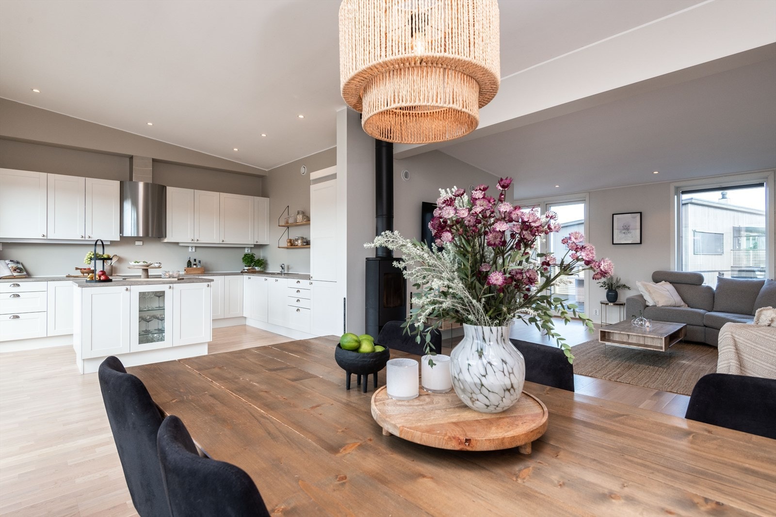 Lys og romslig stue med peis og moderne detaljer. Her kan du nyte varme gulv og en luftig atmosfære. Galleribilde