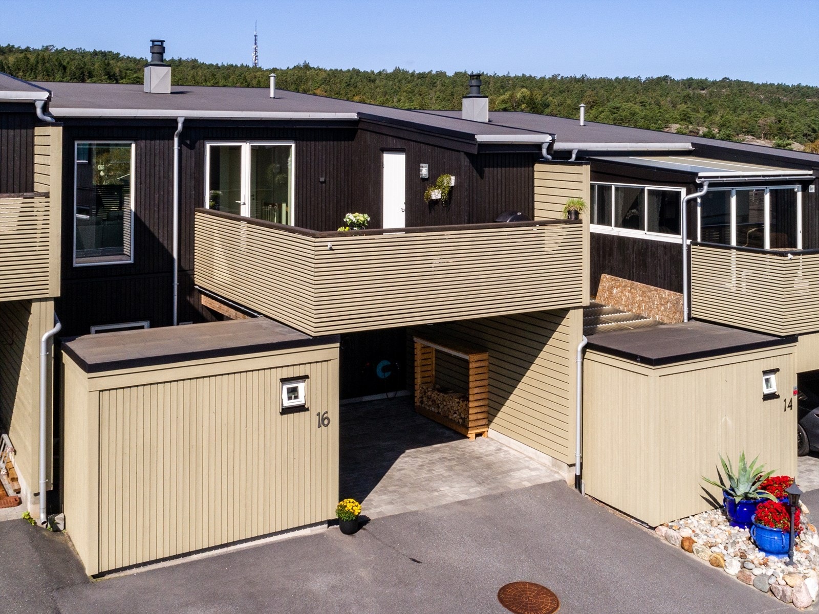 Velkommen til et moderne rekkehus med stilrene løsninger og flott beliggenhet. Galleribilde