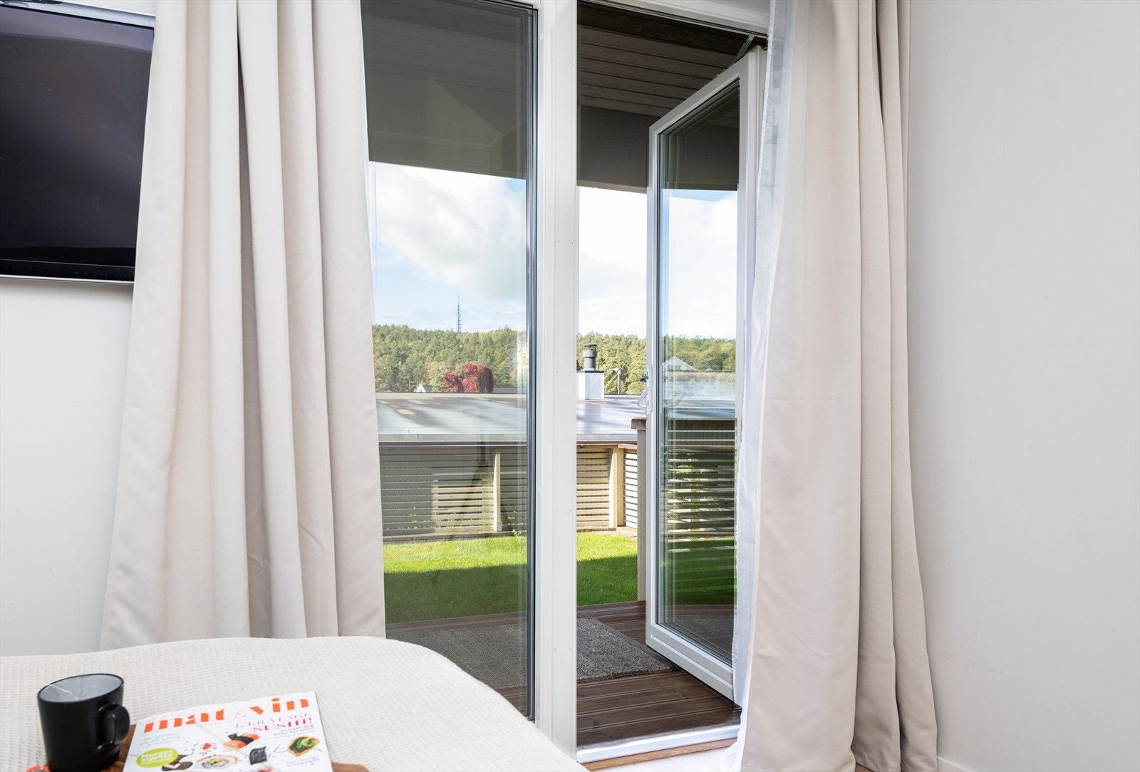 Fra hovedsoverommet er det utgang til en koselig liten terrasse med gressplen og tilgang til et innredet rom - perfekt som hobbyrom eller ekstra oppbevaringsplass. Galleribilde