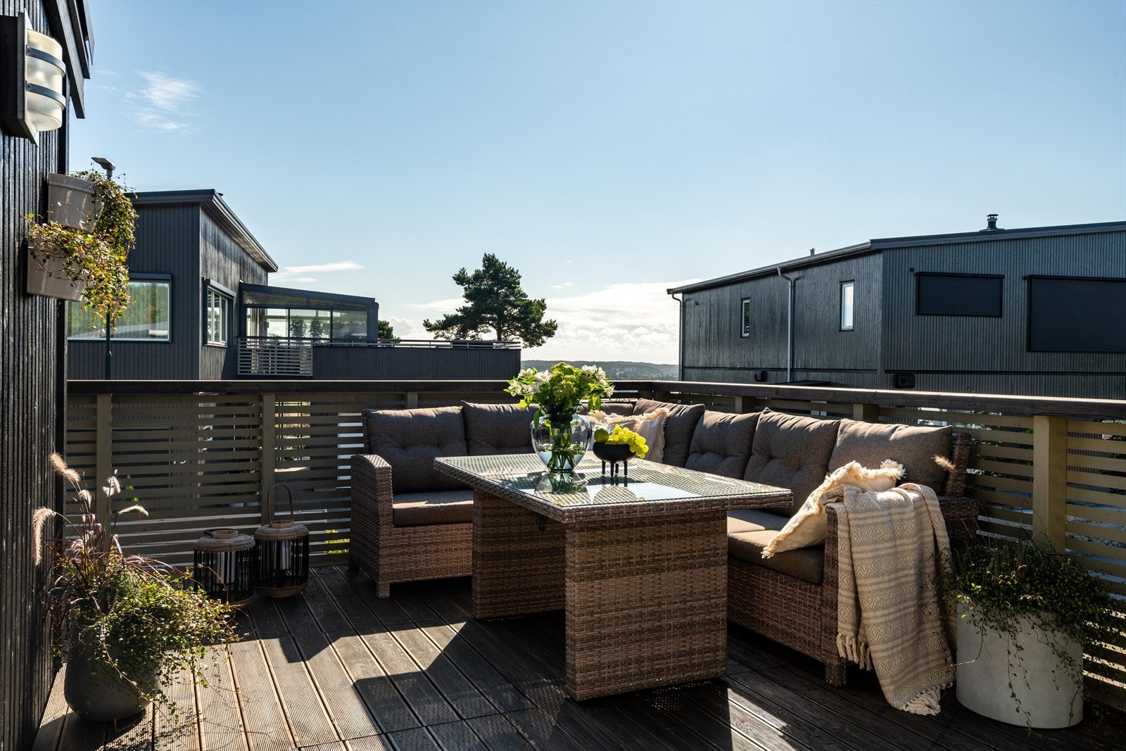 Stor og solrik terrasse, med god plass til både grilling og avslapping. Galleribilde