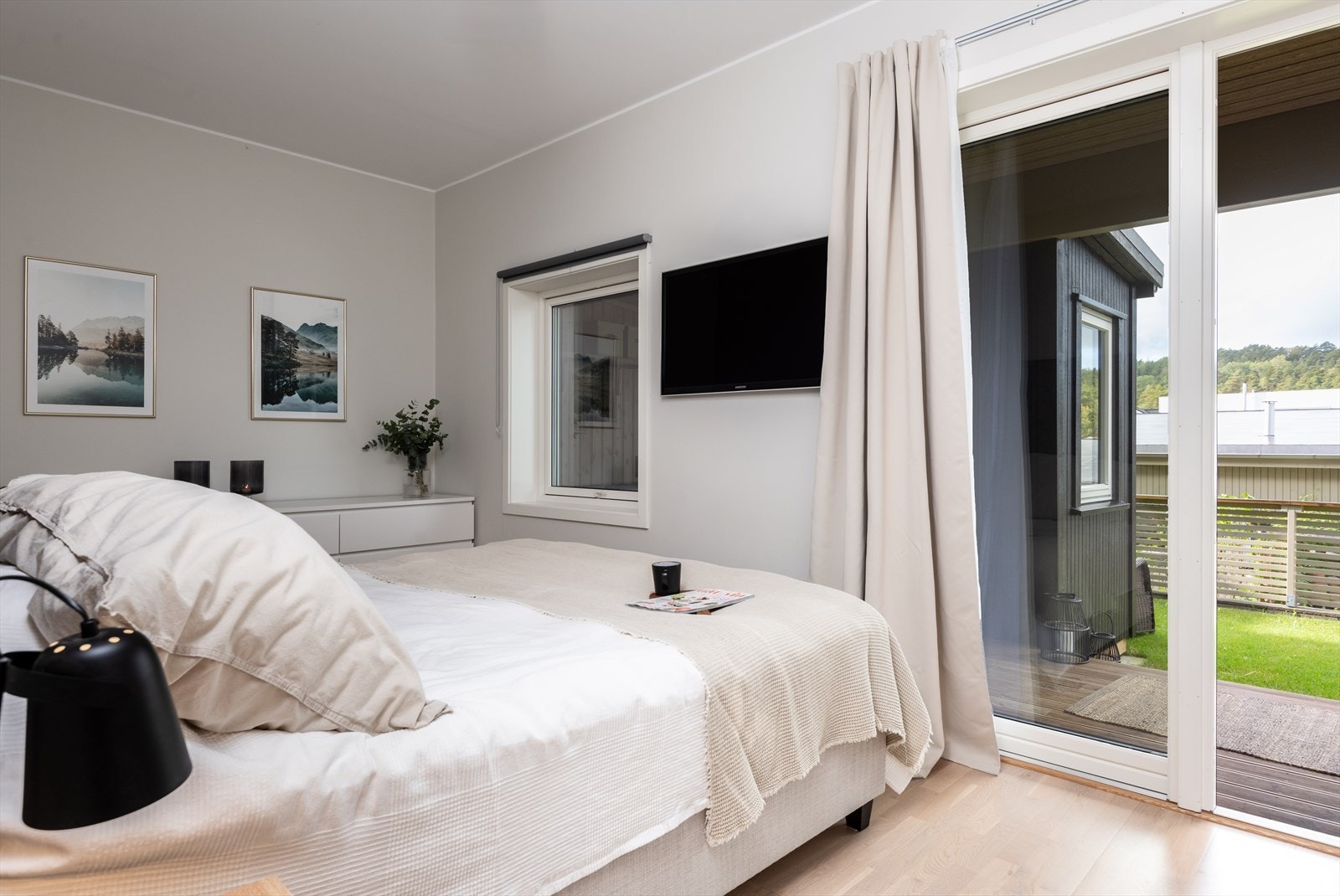 Romslig og lyst soverom med moderne parkett og god plass til garderobeløsninger. Galleribilde