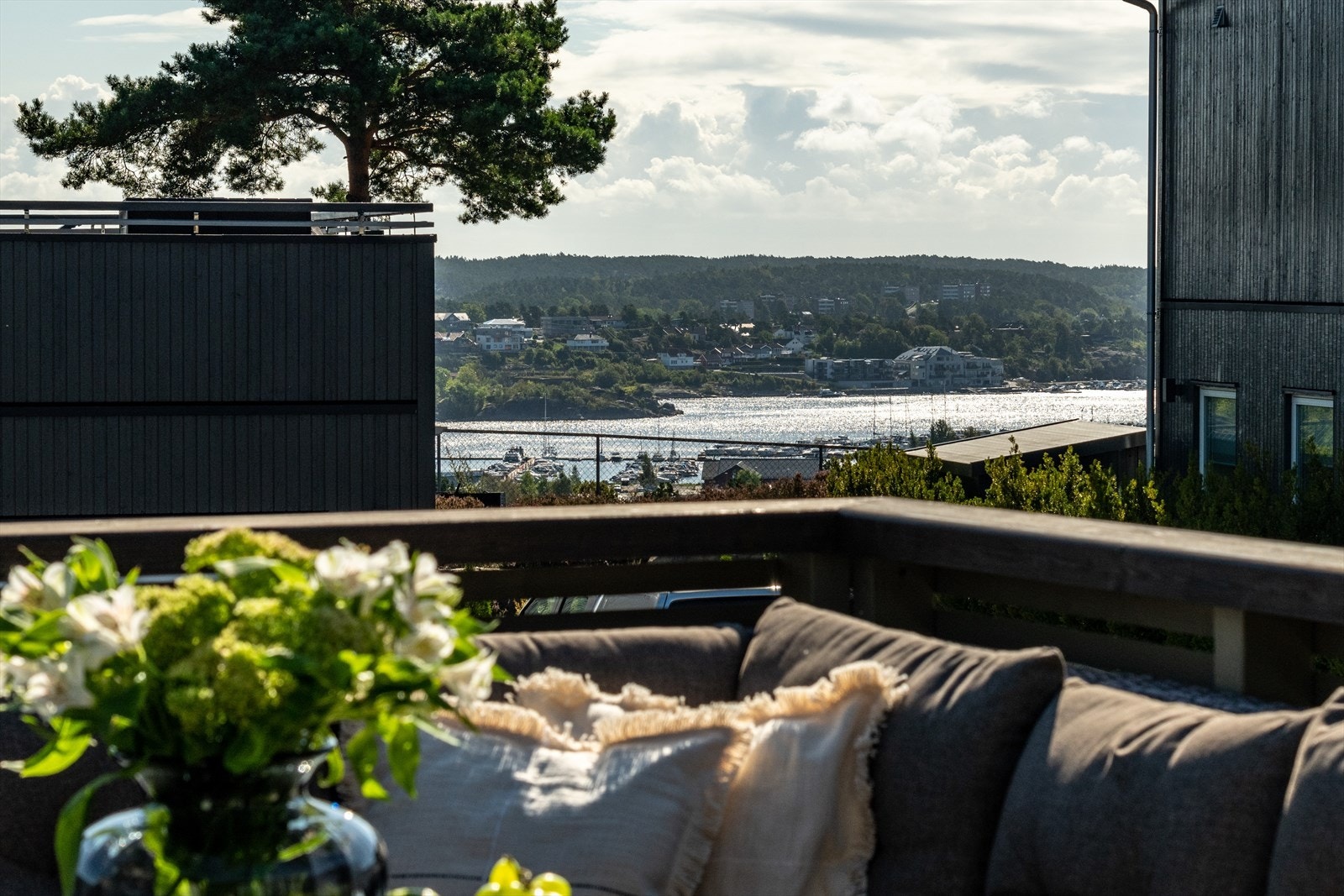 Terrassen byr på en idyllisk sjøutsikt mot elven - perfekt for rolige stunder og vakre solnedganger. Galleribilde