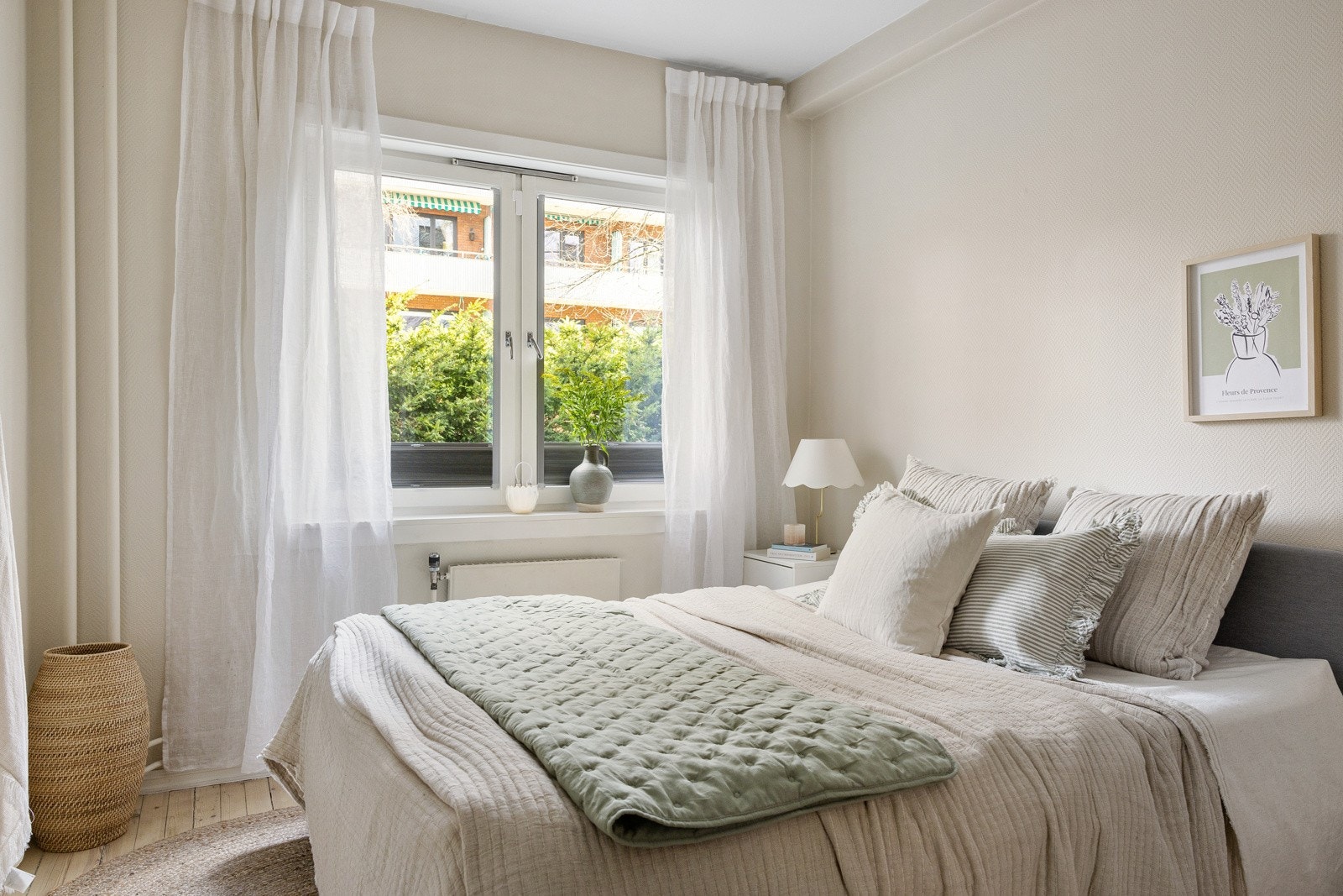 Lyst og romslig soverom med plass til dobbeltseng og nattbord på begge sider. Det store vinduet slipper inn godt med dagslys og skaper en luftig atmosfære. Galleribilde