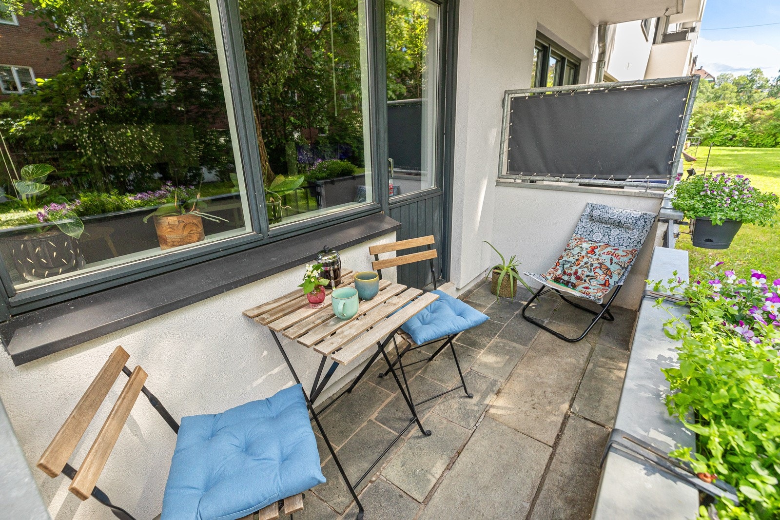 Her er det plass til ulike utemøbler og grill, noe som gjør det til et fint sted å nyte måltider eller slappe av utendørs. Galleribilde