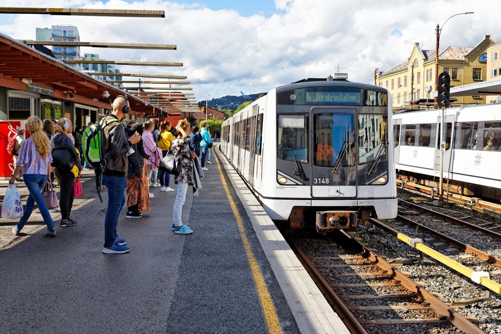 Det er kort vei til bussforbindelser, samt til Majorstuen der trafikkerer alle T-banelinjene, tre sporvognslinjer og fem busslinjer Galleribilde