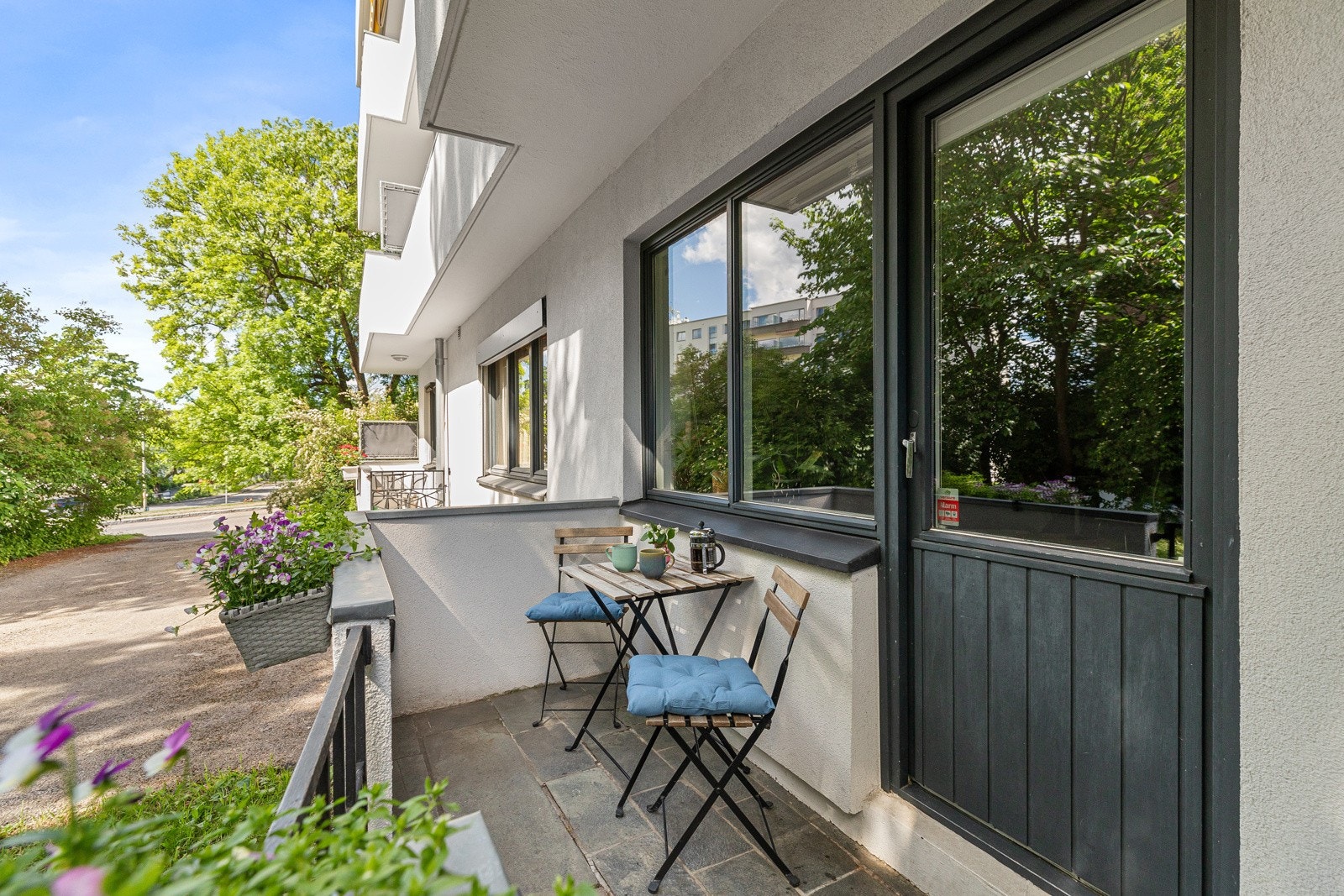 Fra stuen er det utgang til en trivelig sydvestvendt balkong/markterrasse på ca. 3,8 m² Galleribilde