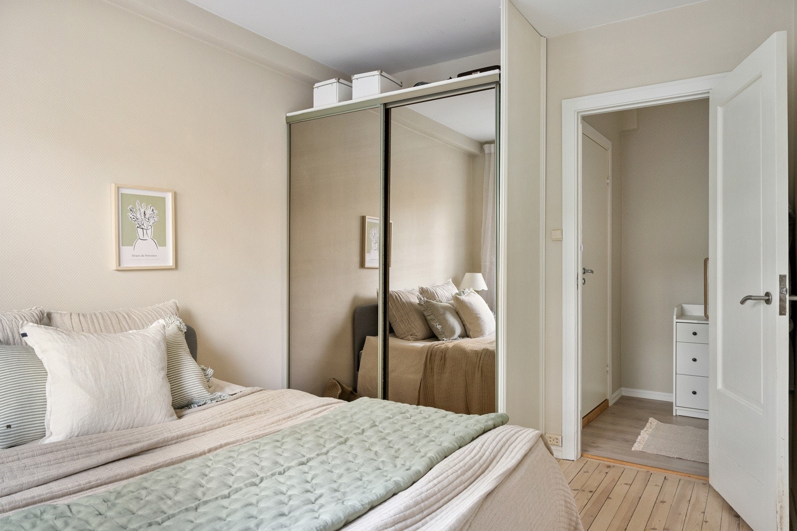 Den store skyvedørsgarderoben gir rikelig med oppbevaringsmuligheter og bidrar til et ryddig uttrykk. Galleribilde