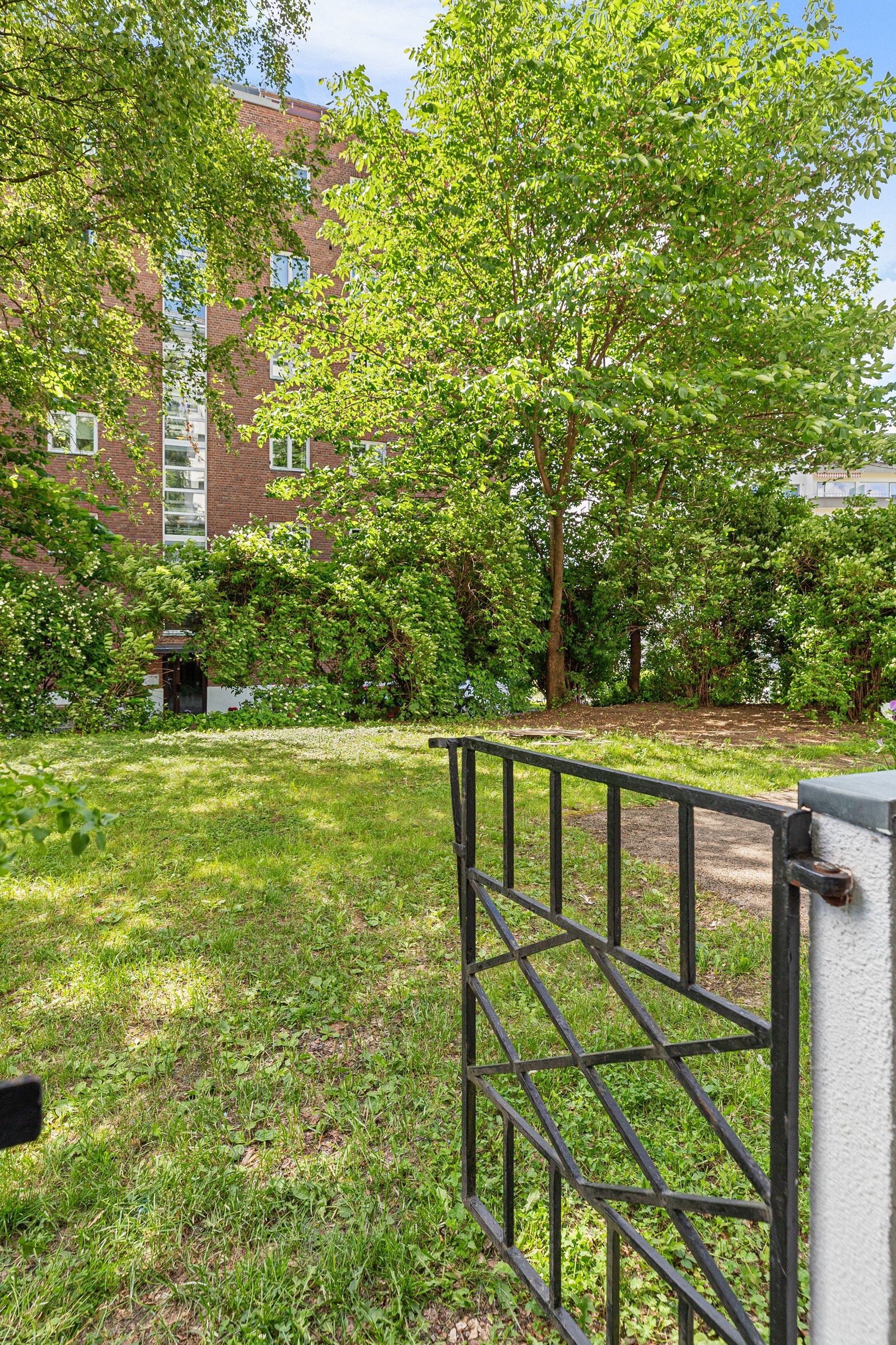 Egen port ut til felles grøntarealer. Balkongen har svært gode solforhold, med sol fra tidlig ettermiddag til kveld i sommerhalvåret Galleribilde