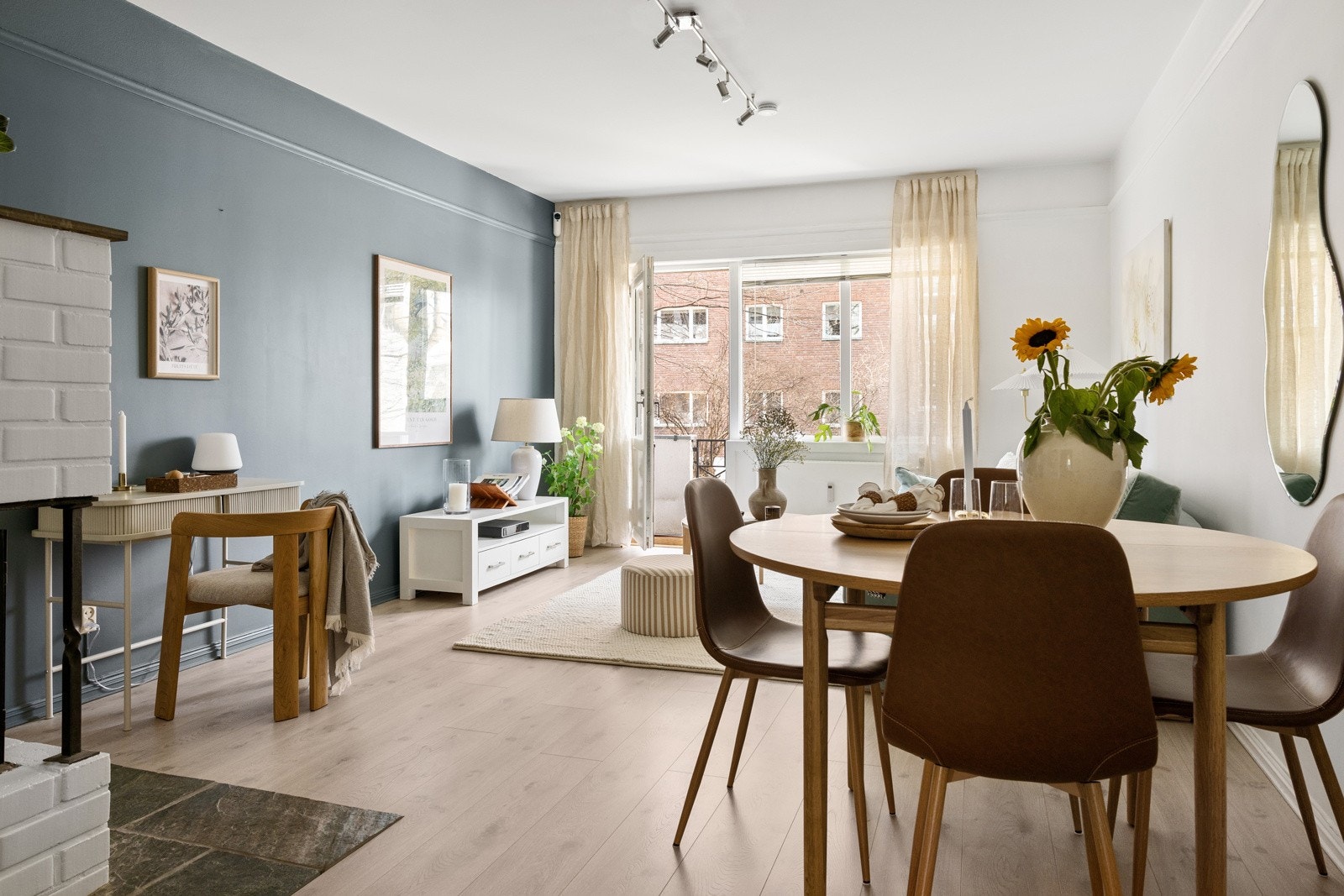 Lys og luftig stue med store vindusflater som gir gode lysforhold. Galleribilde