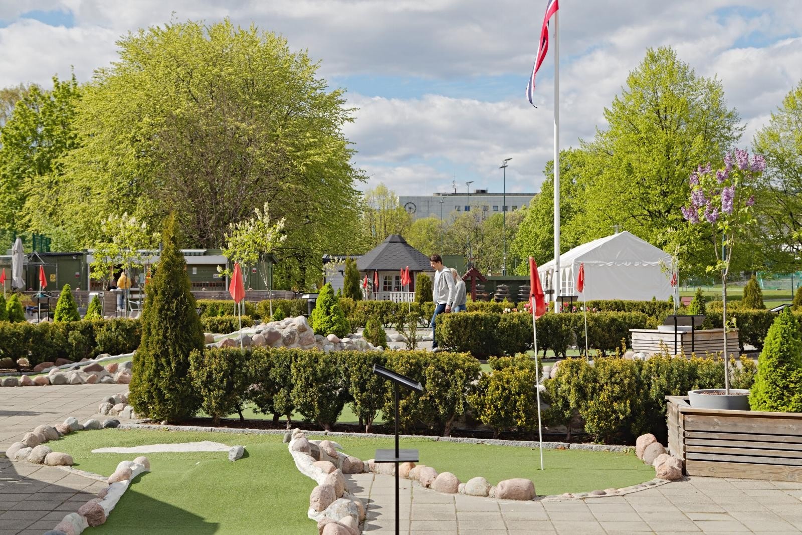 Marienlystparken benyttes mye til ballspill som fotball og volleyball, og har i tillegg minigolfanlegg Galleribilde