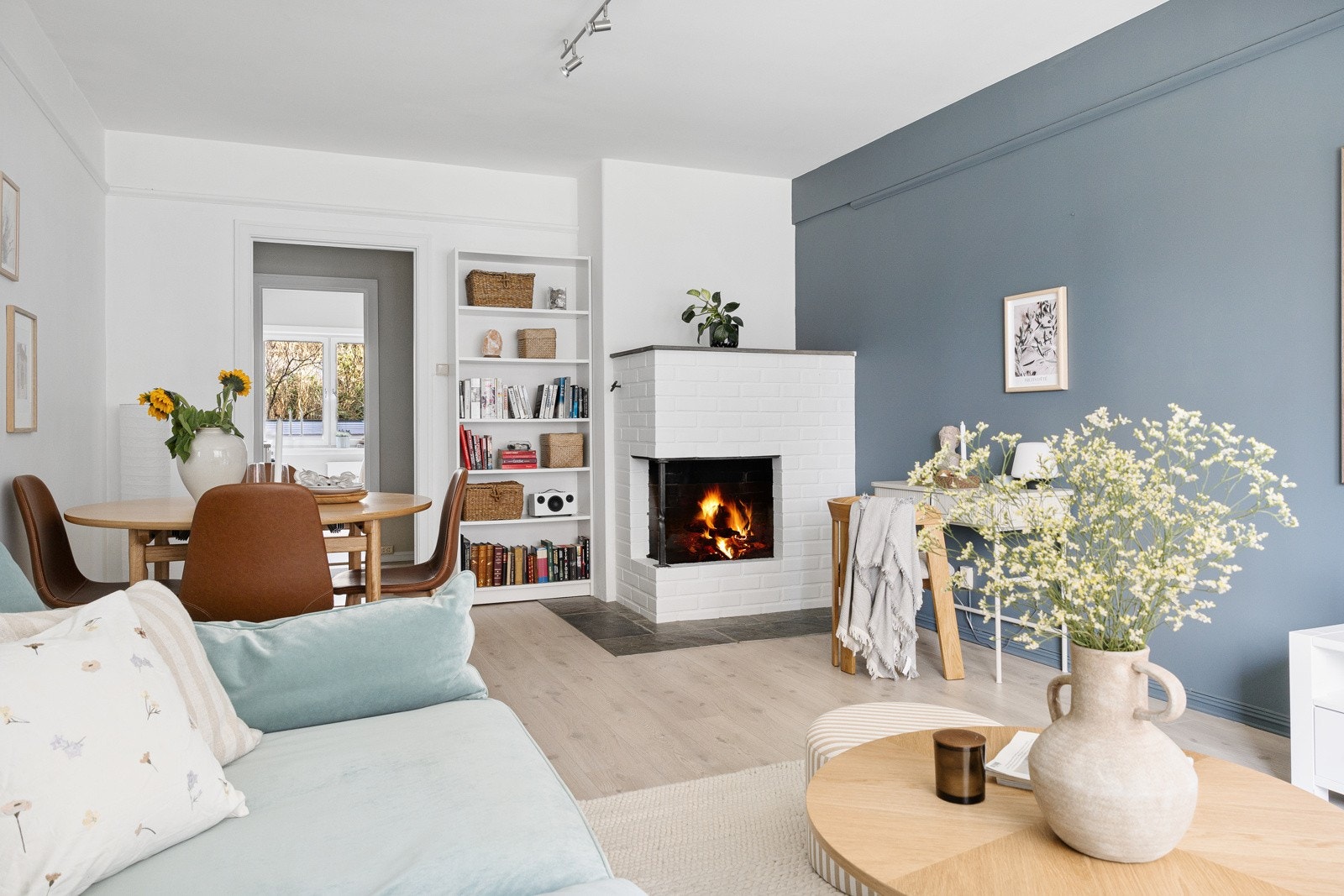 Takhøyden i stuen er målt til ca 2,55 m. Galleribilde