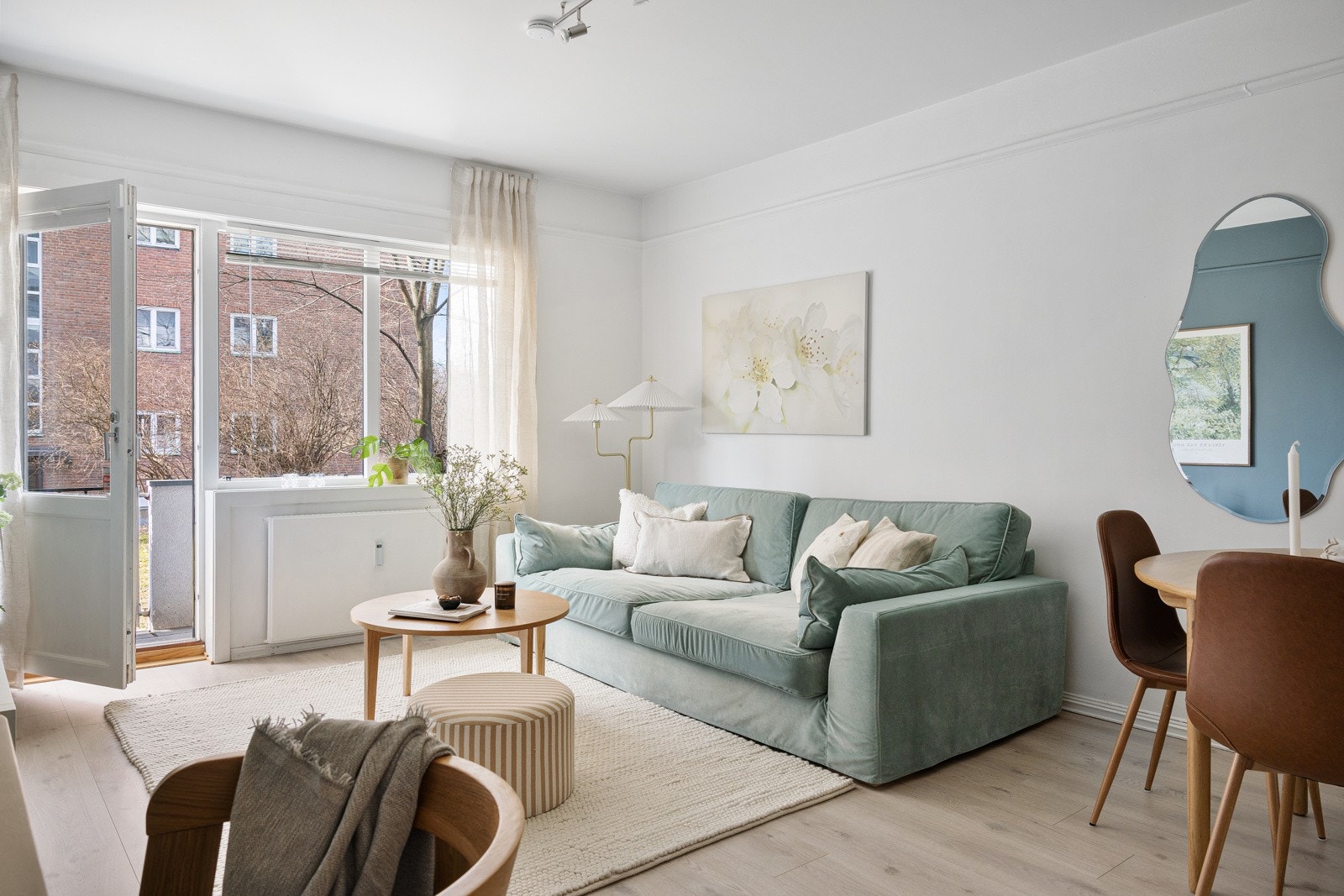 I stuen er det god plass til sofaseksjon og spisebord. Galleribilde