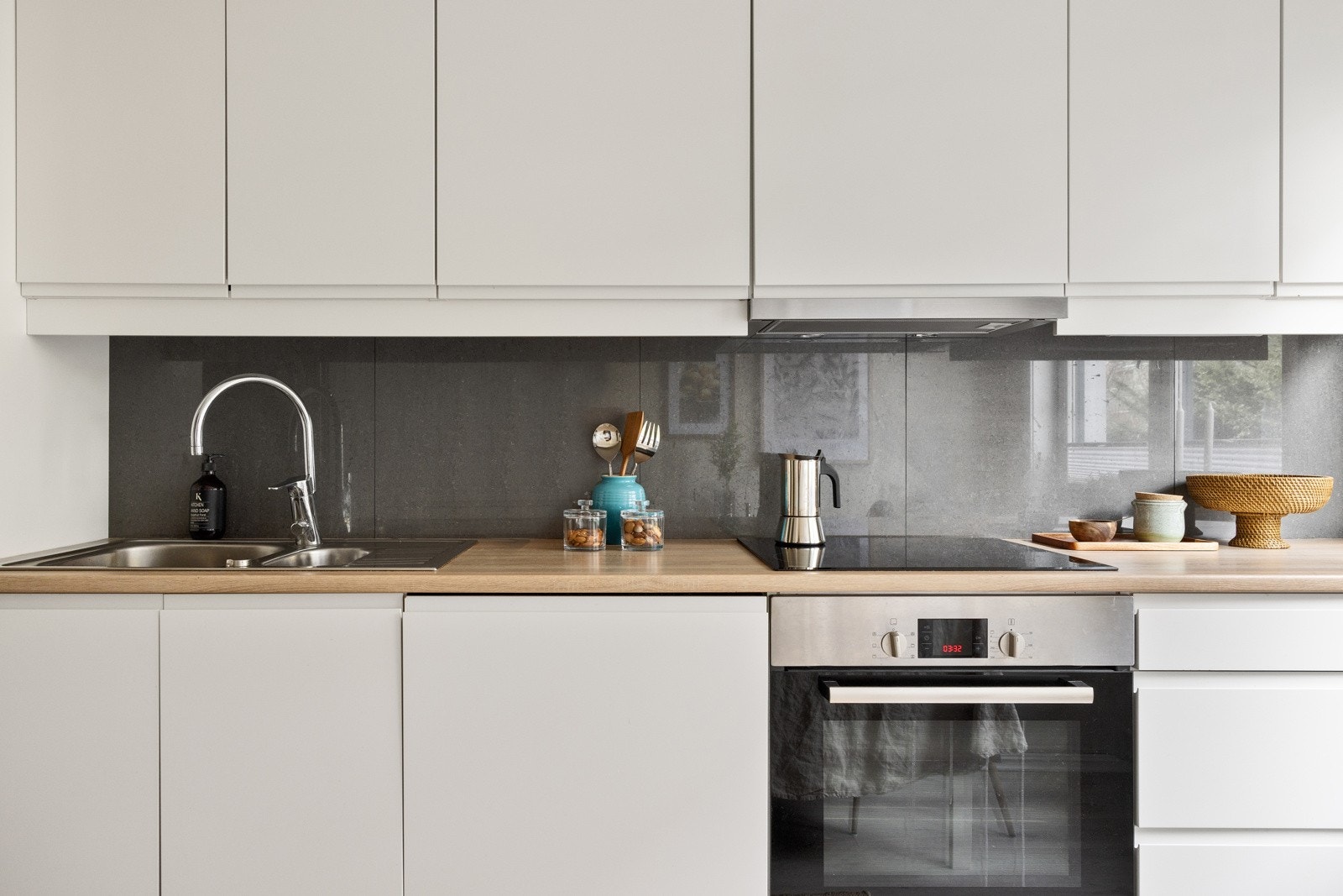 Praktisk laminat benkeplate med nedfelt stålkum og ett-greps armatur i krom. Galleribilde