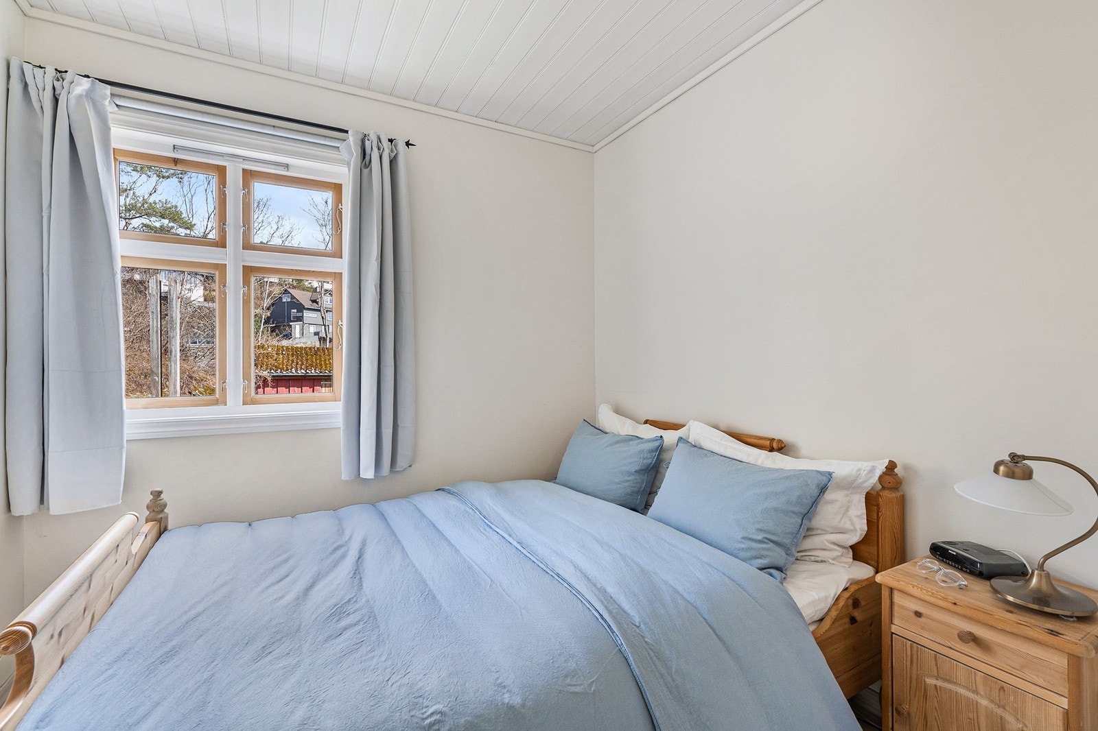 Huset har tre soverom med ett i hovedetasjen og de øvrige ligger i loftsetasjen. Galleribilde