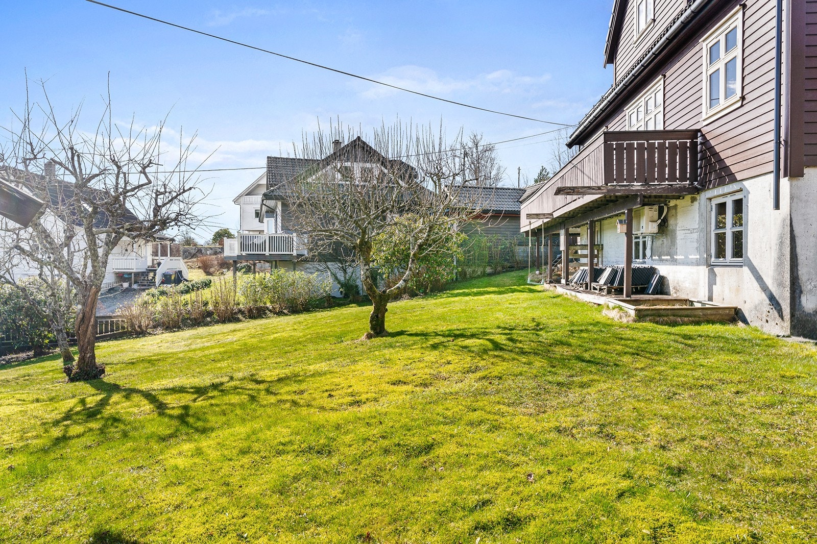 Tomten er eiet og oppgitt til å være 1499,8 m² i matrikkelen. Galleribilde