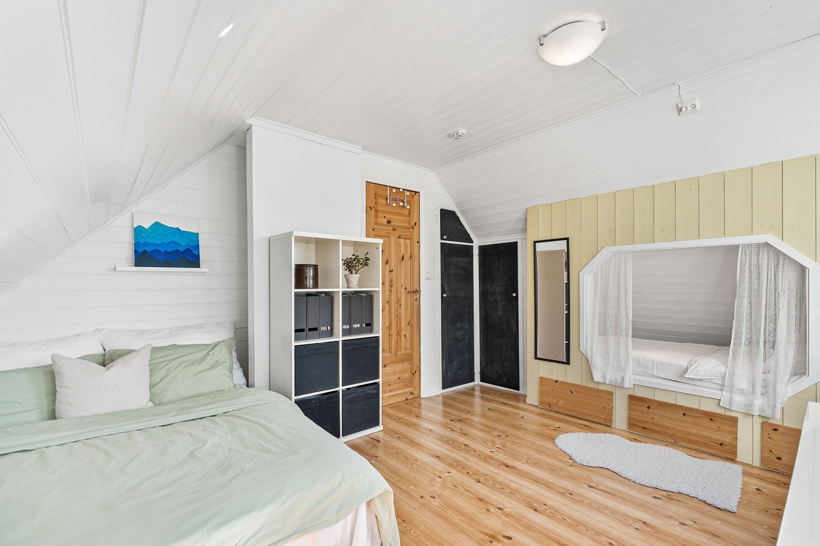 Dette store soverommet var opprinnelig 2 stk. mindre soverom. Galleribilde