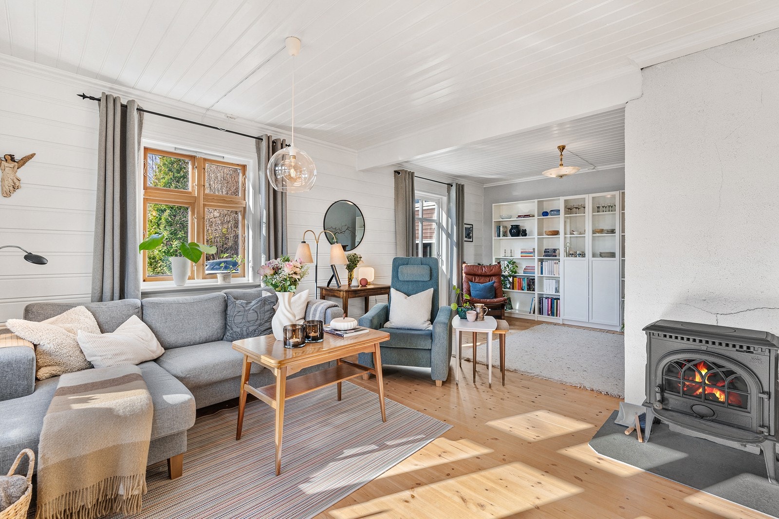 Eneboligen ble oppført tidlig på 1950-tallet med en praktisk planløsning over tre plan med kjeller, hovedetasje og loft. Galleribilde