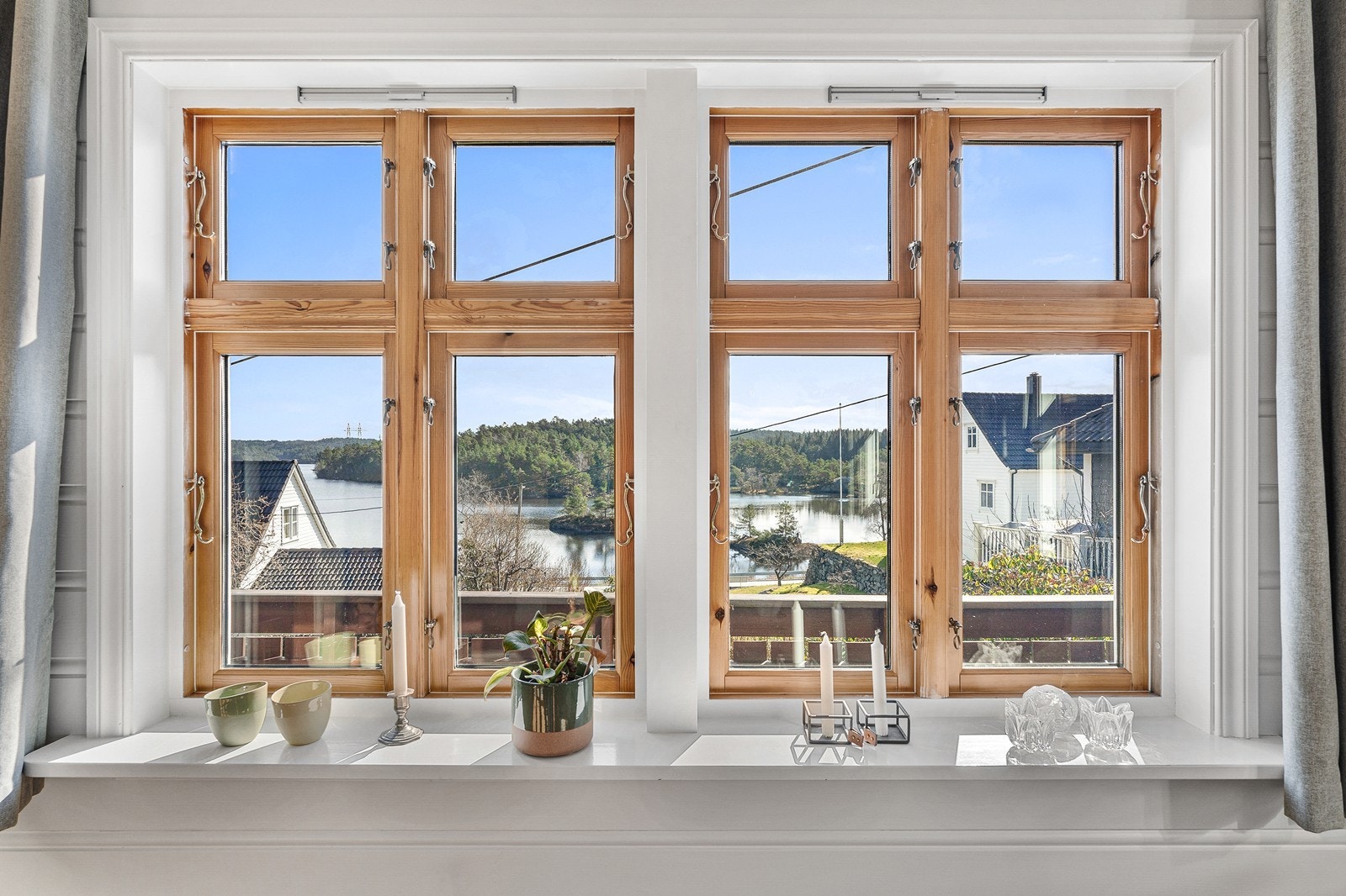 Store vindusflater langs omtrent hele endeveggen gir godt med naturlig lysinnslipp i rommet og utsikt fra stuen. Galleribilde