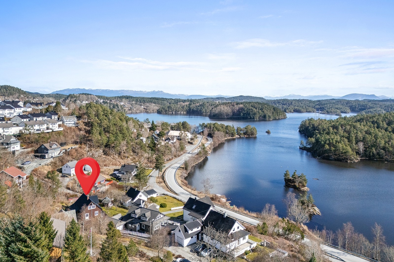 Enebolig med flott beliggenhet i rolige og naturskjønne omgivelser ved Storavatnet. Galleribilde