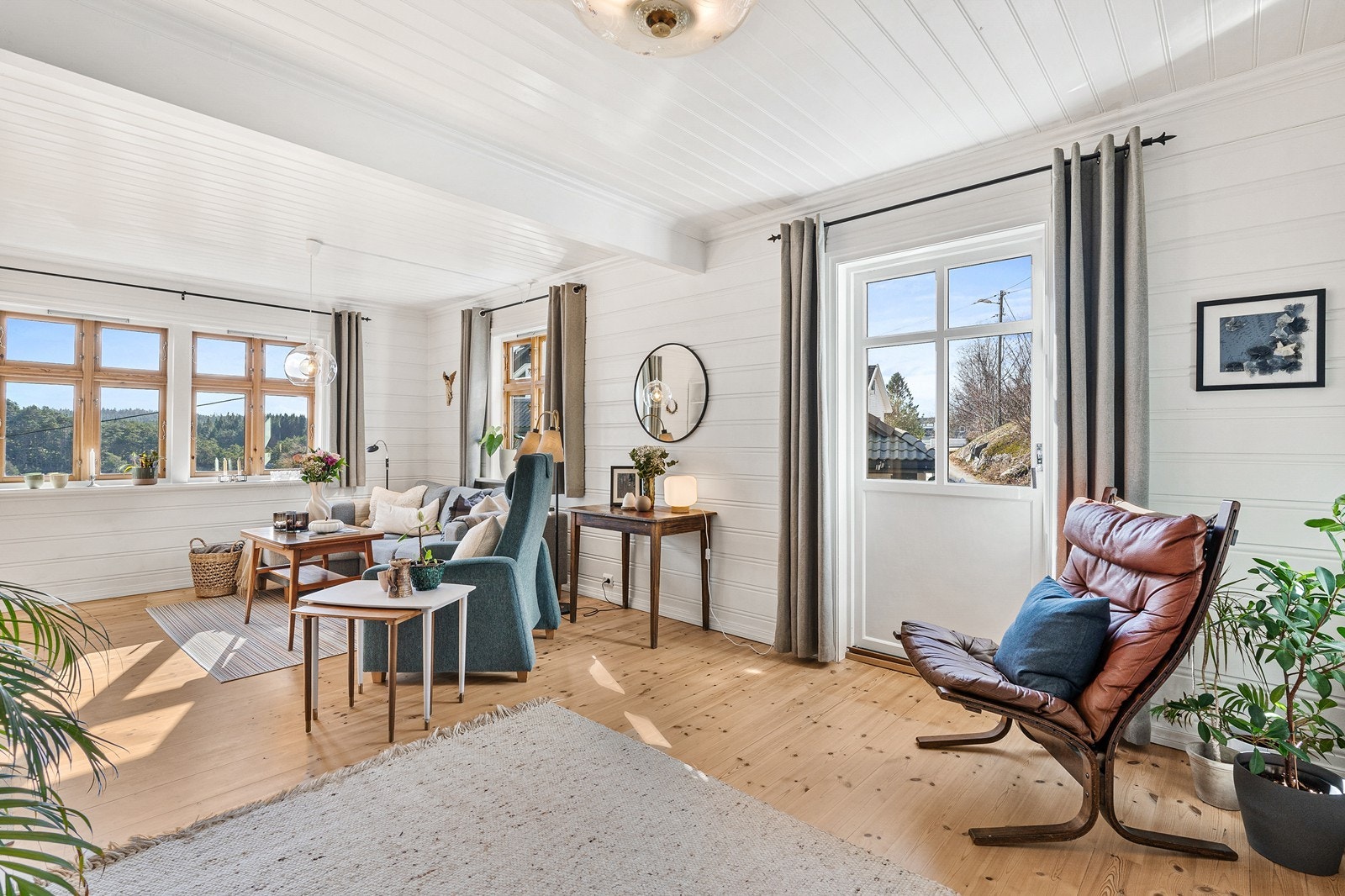 Det er også utgang til boligens herlige uteområde med terrasse herfra. Galleribilde