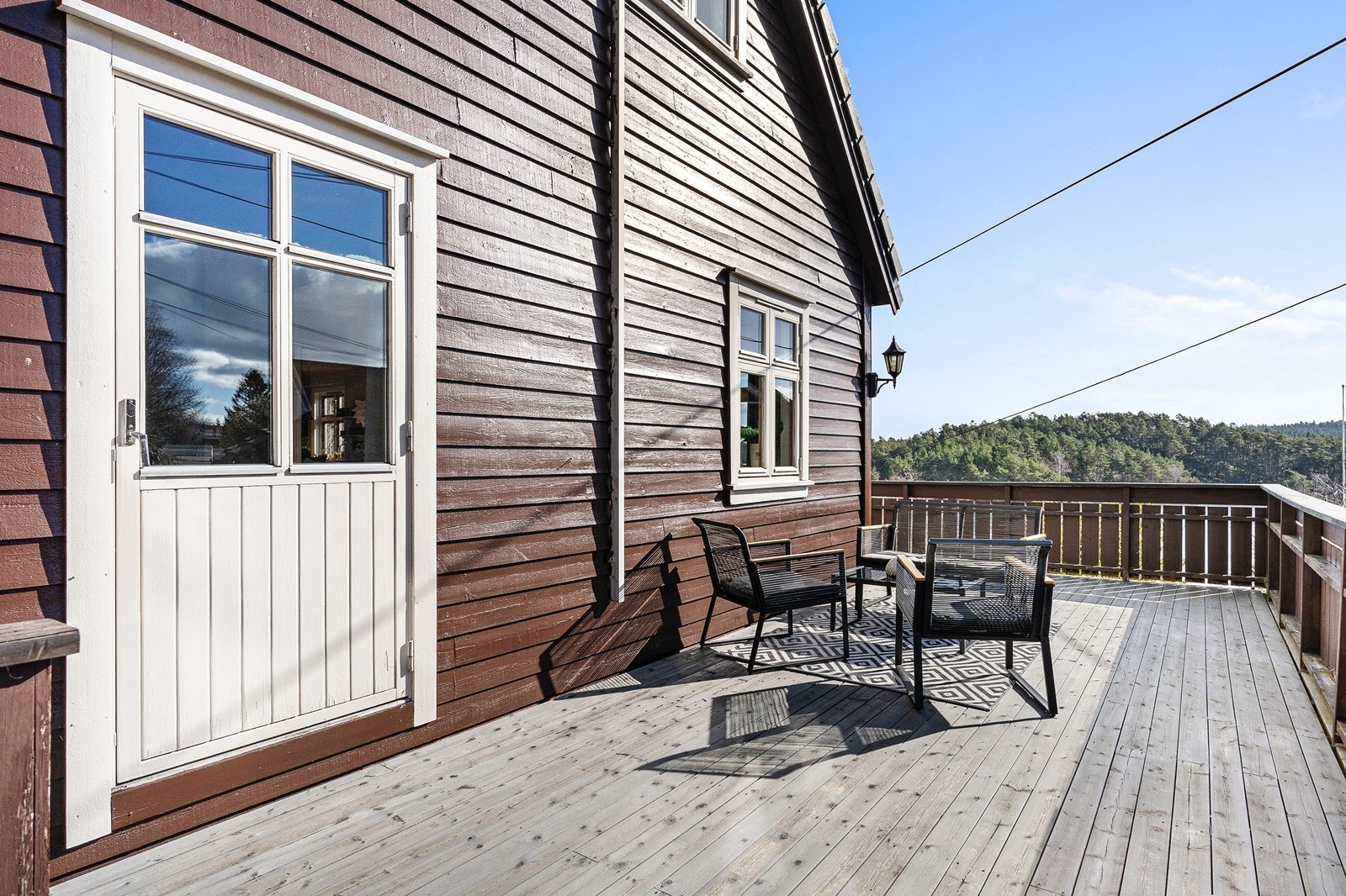 Uteområdene er romslige og pent opparbeidet med bla. brosteinsbelagt tun, stor terrasse og hage rundt huset. Galleribilde