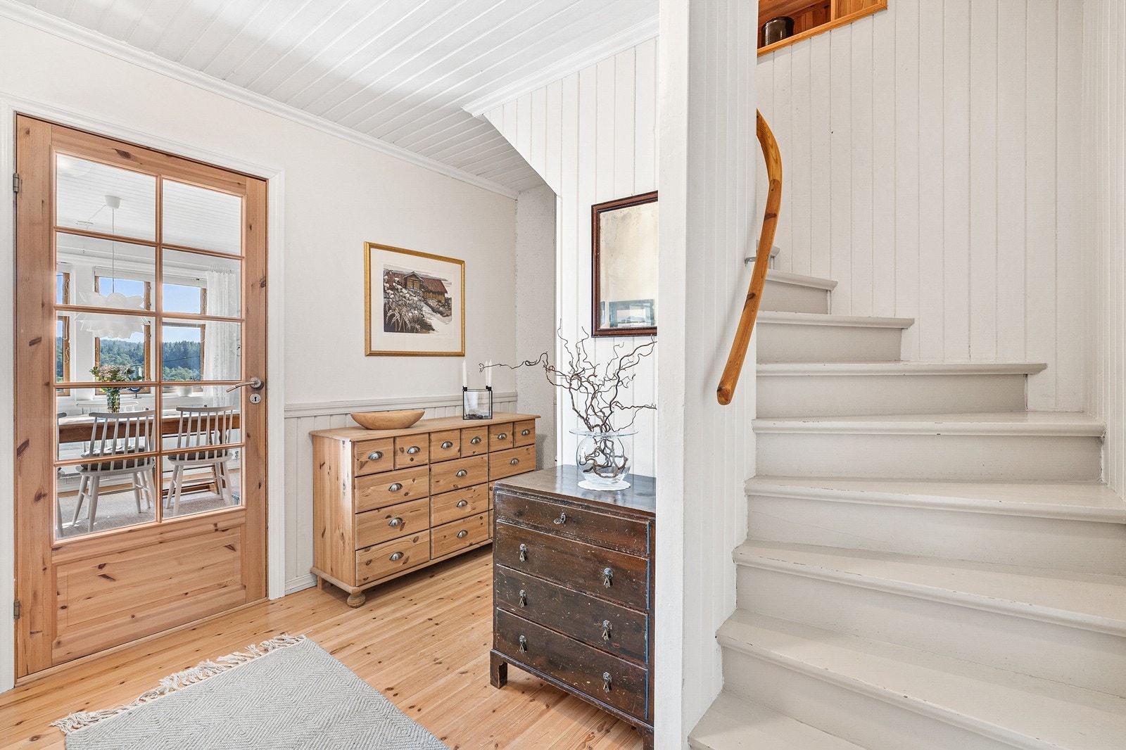 En lukket tretrapp leder opp til loftsetasjen. Galleribilde