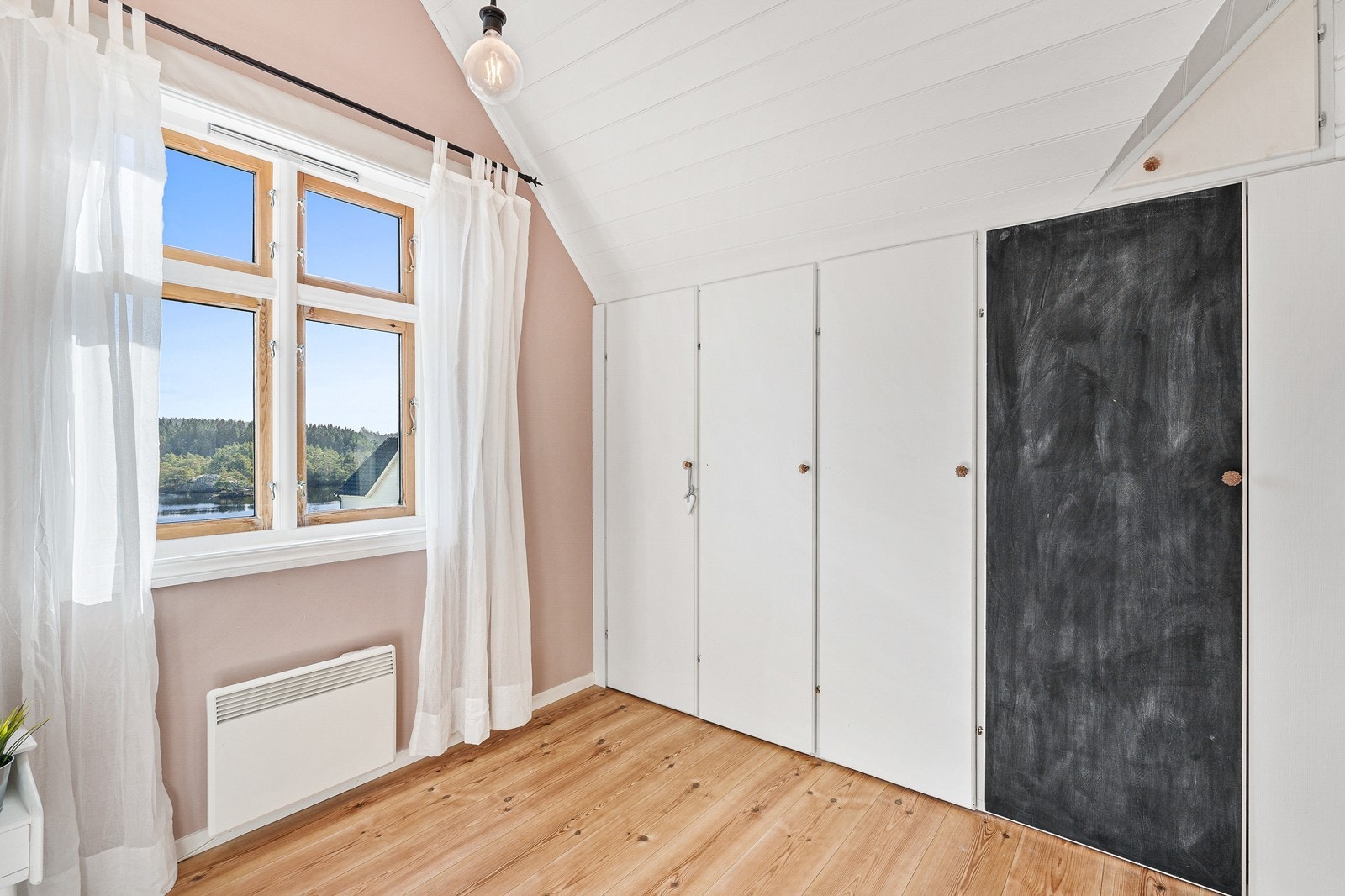 Gode lagringsmuligheter i plassbygde garderobeskap. Galleribilde