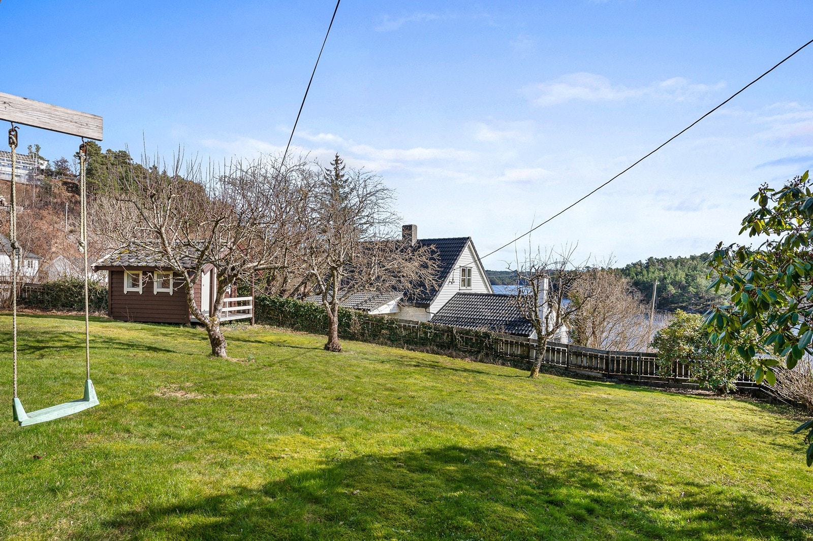 Flott hage rundt huset. Galleribilde