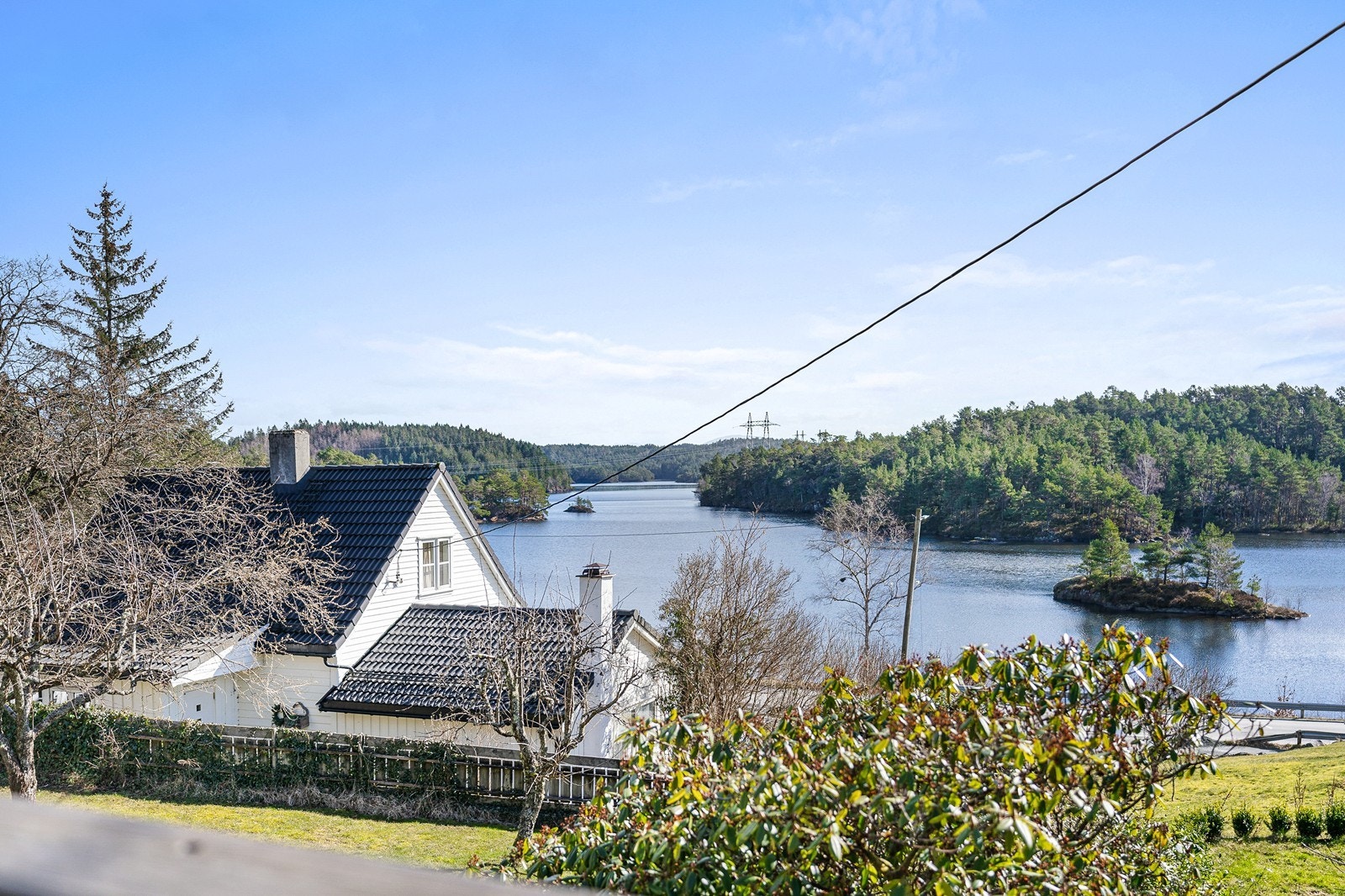 Nyt flott utsikt mot nærområdet og ned mot Storavatnet. Galleribilde