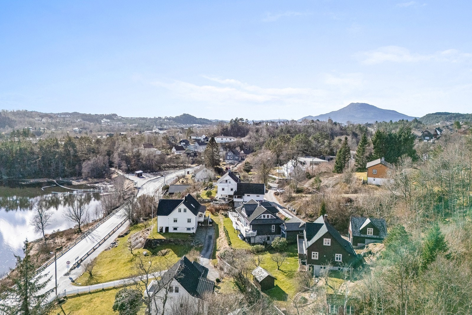 Eldre uthus på tomten. Galleribilde