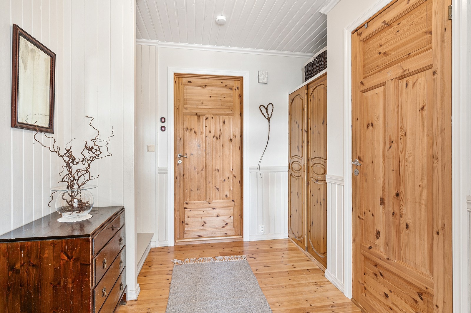 Herfra er det adkomst til badet og videre mot gangen. Her i gangen er det gode lagringsmuligheter i garderobeløsning. Galleribilde