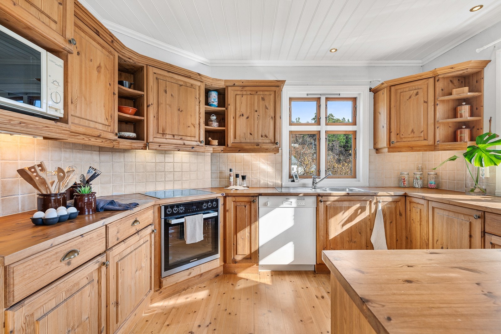 Videre er det utstyrt med integrert platetopp, steikeovn og oppvaskmaskin med frittstående kombiskap og microbølgeovn. Galleribilde