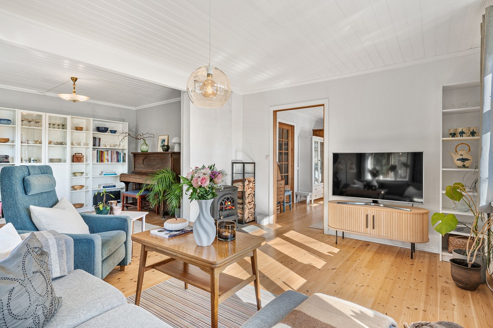 Kjøkkenet i delvis åpen løsning sammen med stuen. Galleribilde