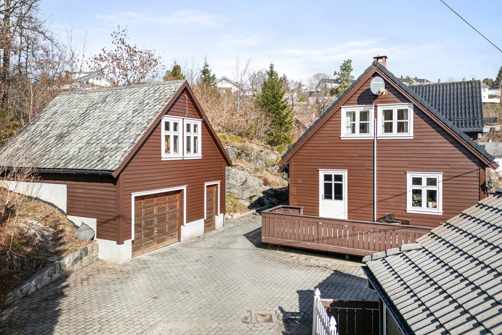 Eiendommen ligger fint til i terrenget og kan skilte med gode sol- og utsiktsforhold. Galleribilde